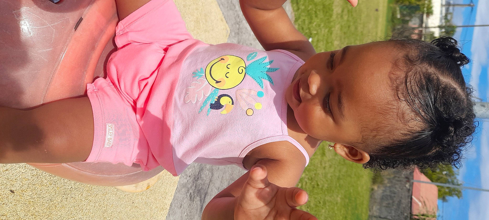 Abby-gaëlle a rejoint le concours — aidez-le/la à gagner de superbes lots ! arm, baby, baby_toddler_clothing, cheek, facial_expression, finger, fun, hand, happy, interaction, joint, leisure, mouth, neck, nose, person, sharing, skin, sleeve, toddler