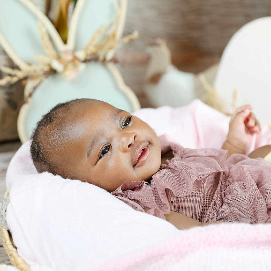 Aïssa participe au concours pour gagner de l'argent avec cette photo : baby, child, infant, basket, blanket, pink, mauve, clothing, face, portrait, smile, wood, decor, bunny, soft, cozy, cute, indoor, relaxed, resting