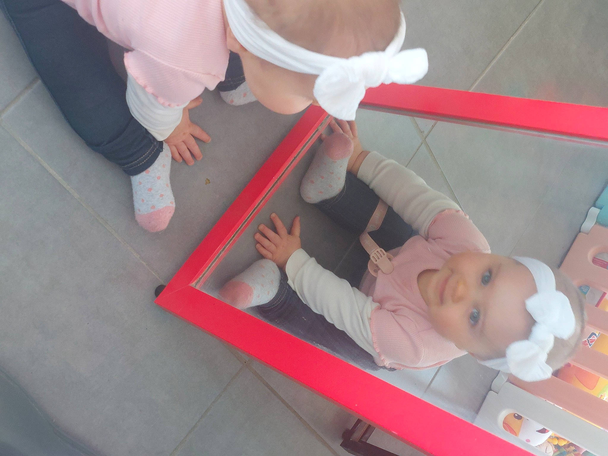 Rosélia a rejoint le concours — aidez-le/la à gagner de superbes lots ! baby, baby_products, child, dress, event, flooring, formal_wear, fun, gesture, happy, hat, headwear, human_leg, person, pink, room, shorts, skin, smile, sock