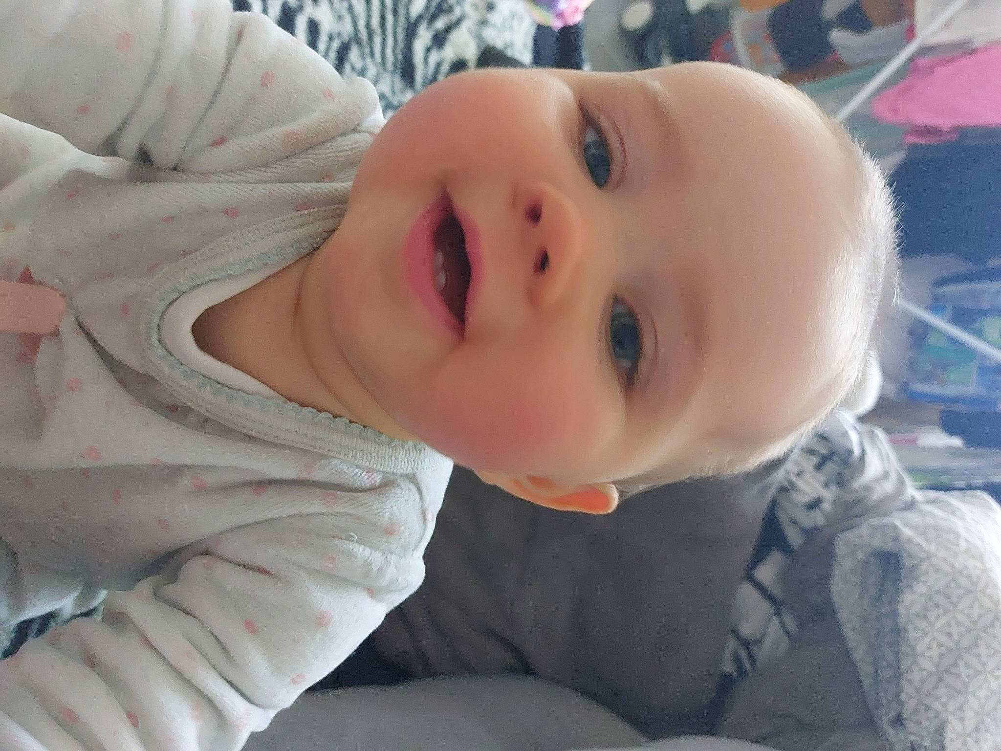 Rosélia a rejoint le concours — aidez-le/la à gagner de superbes lots ! baby, baby_toddler_clothing, cheek, child, comfort, eye, eyelash, fun, happy, lip, mouth, nose, person, sitting, skin, sleeve, smile, toddler, white