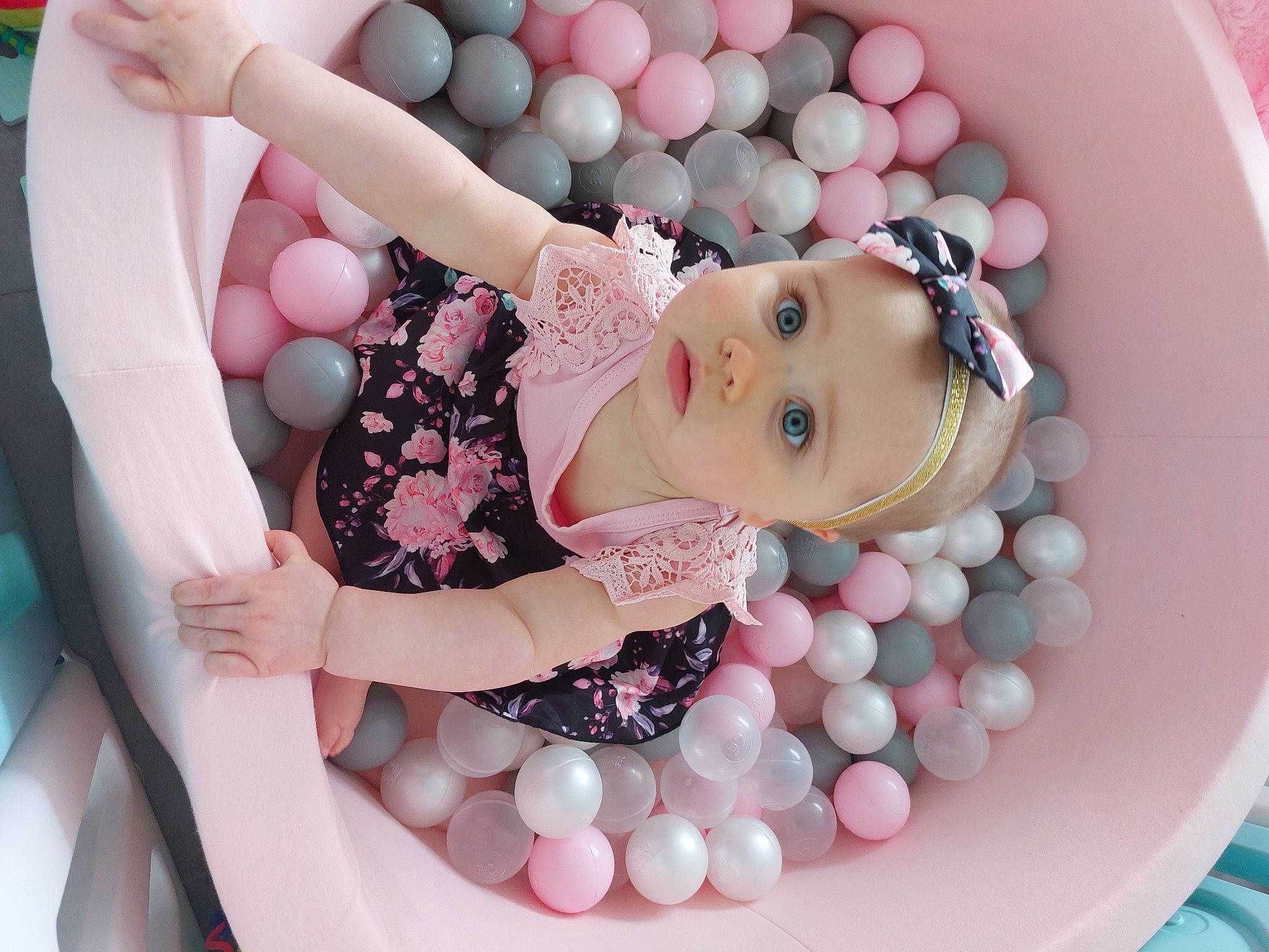 Rosélia participe au concours pour gagner de l'argent avec cette photo : arm, baby, baby_toddler_clothing, cheek, child, comfort, facial_expression, finger, gesture, hand, headwear, human, human_body, nail, pattern, person, photograph, pink, skin, sweetness