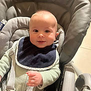 Izac a rejoint le concours — aidez-le/la à gagner de superbes lots ! baby, infant, child, chicco, baby_seat, bib, clothing, indoor, smile, face, head, hand, seatbelt, sitting, person, baby_carrier, soft_lighting, cute, young_child, comfort