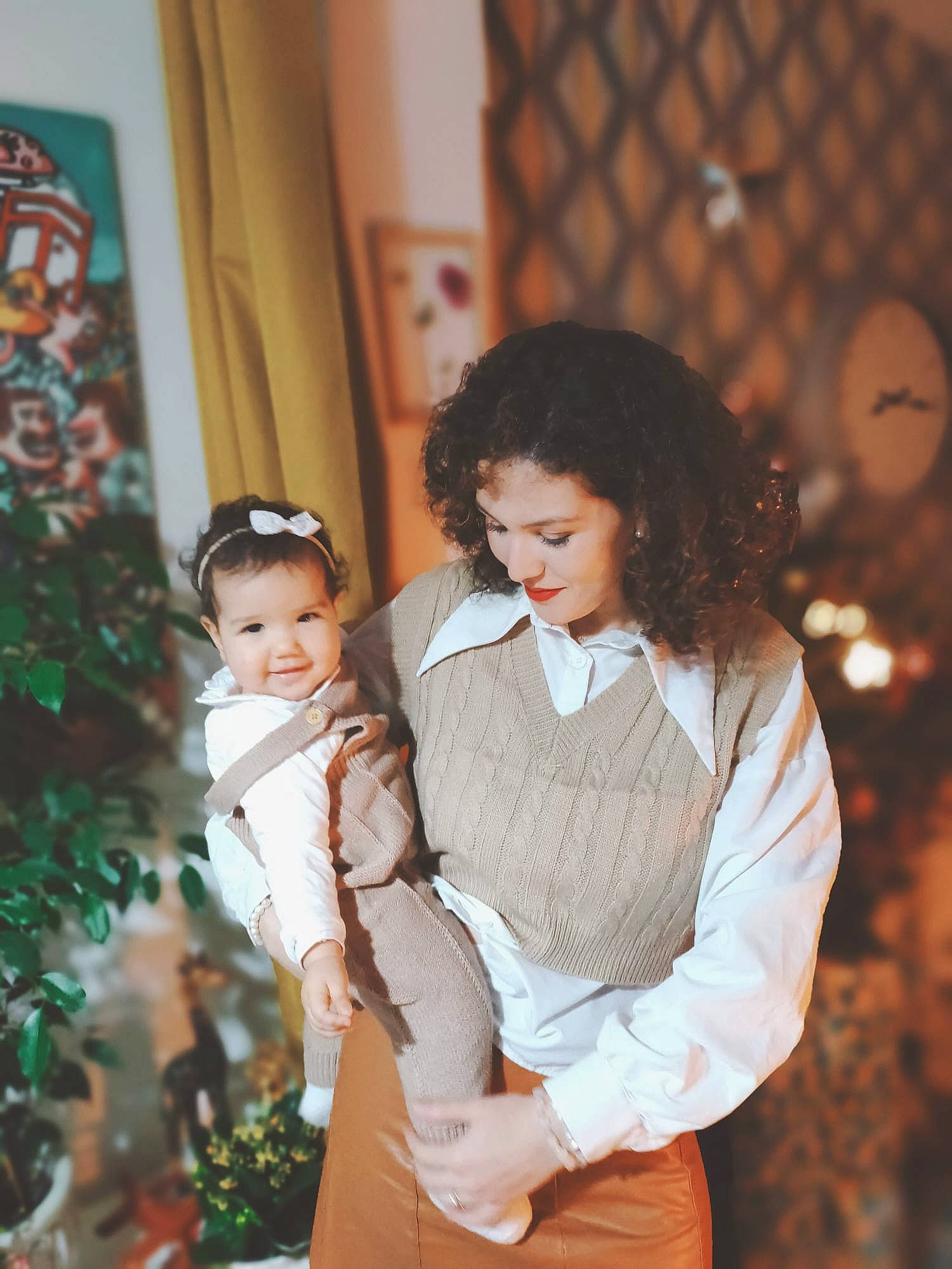 Rym participe au concours pour gagner de l'argent avec cette photo : ceremony, child, costume, door, event, fashion_design, formal_wear, fun, fur, happy, hat, holiday, person, room, sitting, tie, toddler, tradition, uniform, vintage_clothing