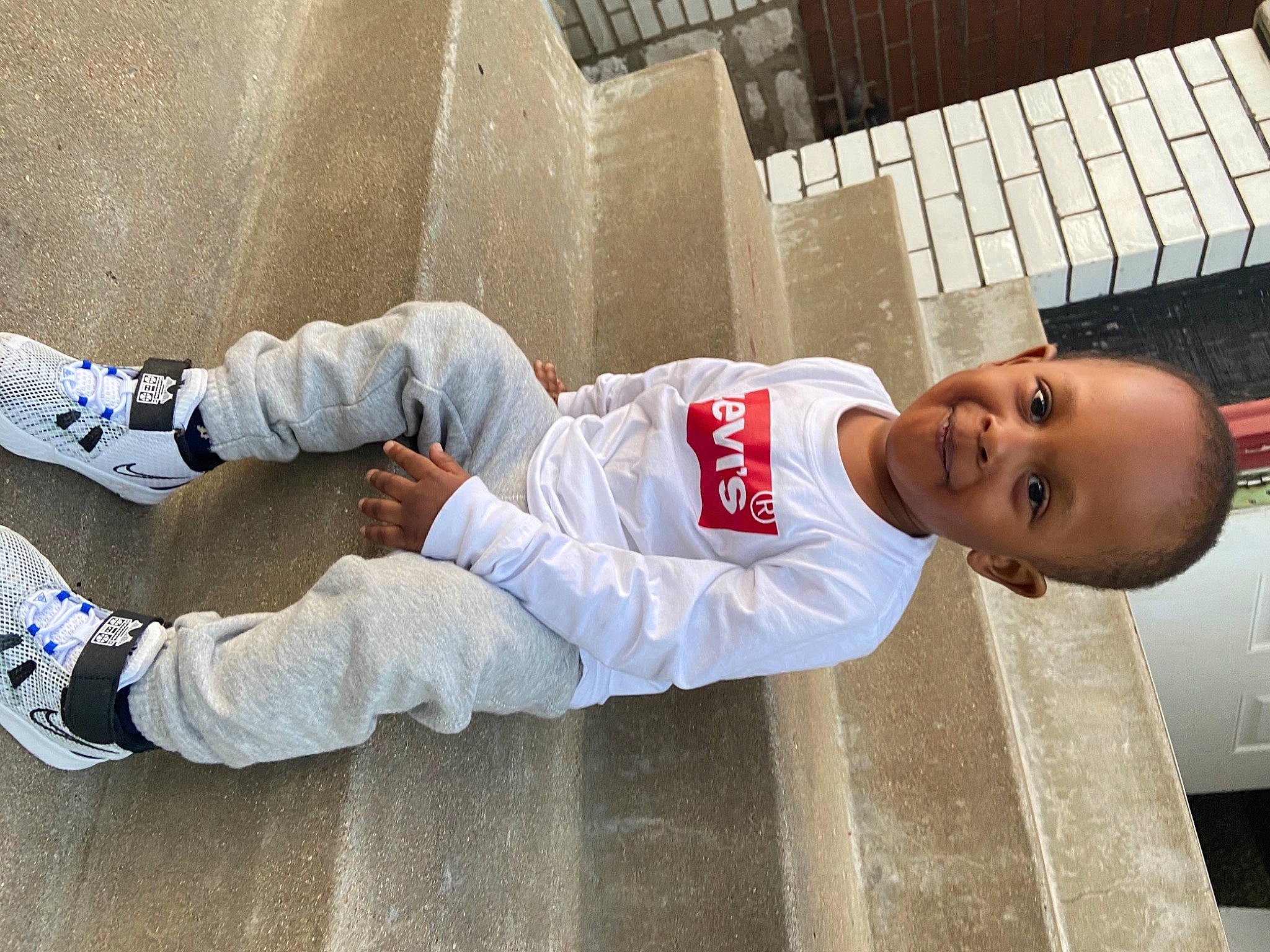 Yami is registered to the contest to win money with this photo: comfort, elbow, flooring, foot, footwear, happy, human_body, human_leg, joint, joy, knee, leg, person, shoe, sleeve, smile, sneakers, sock, street_fashion, thigh