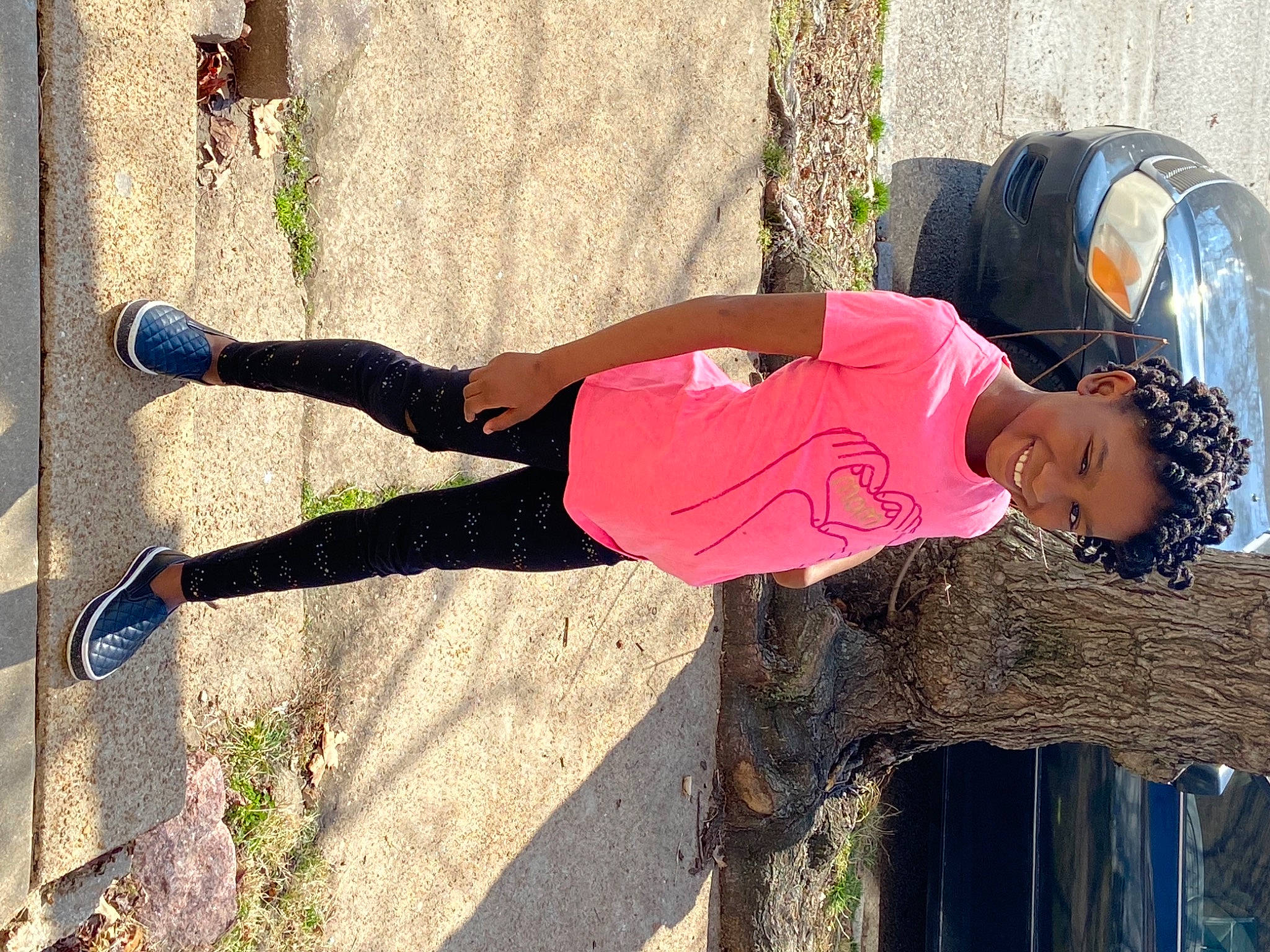 Zari is registered to the contest to win money with this photo: active_pants, fun, grass, hat, human_leg, joint, joy, knee, leisure, people_in_nature, person, plant, shoe, shorts, sneakers, street_fashion, sweatpant, t_shirt, textile, thigh