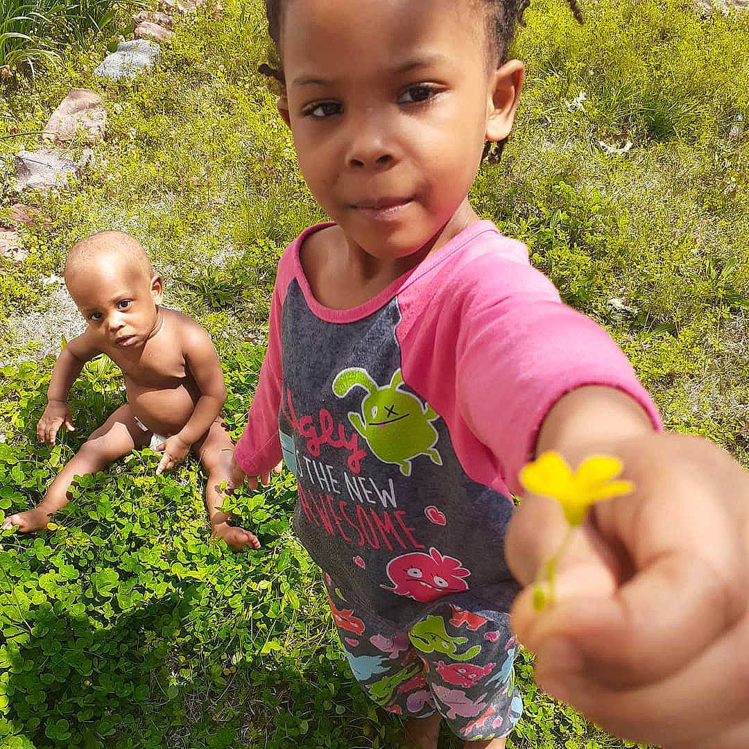 Mazi is registered to the contest to win money with this photo: adaptation, arm, baby_toddler_clothing, finger, gesture, grass, green, hairstyle, hand, happy, head, morning, nature, people_in_nature, person, plant, sleeve, summer, thumb, toddler