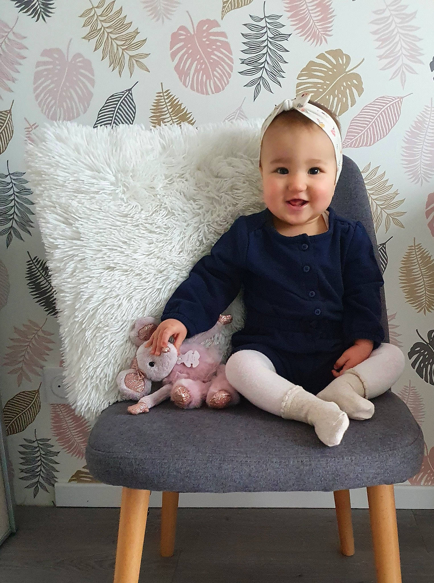 Iris participe au concours pour gagner de l'argent avec cette photo : baby, baby_toddler_clothing, chair, comfort, dress, foot, happy, human_body, joy, knee, lap, leg, pattern, person, product, skin, sleeve, smile, sock, thigh