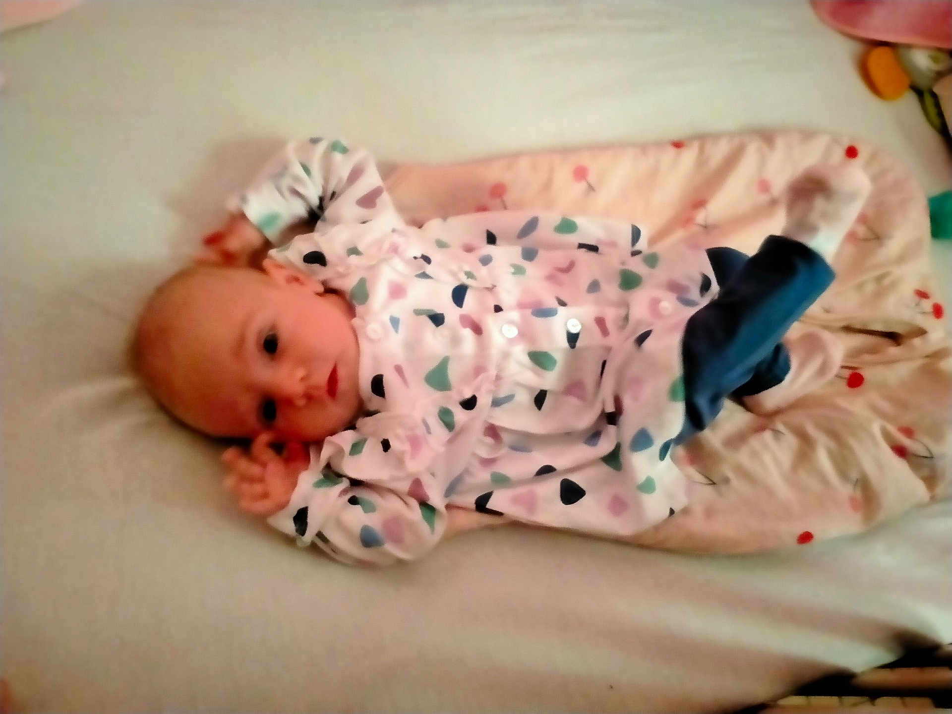 Elisabeth a rejoint le concours — aidez-le/la à gagner de superbes lots ! baby, infant, lying_down, blanket, patterned_clothing, cute, soft, indoor, child, newborn, face, hands, footwear, resting, comfort, sleepwear, person, bed, cozy, young