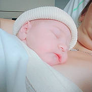 Elisabeth a rejoint le concours — aidez-le/la à gagner de superbes lots ! baby, sleeping, hat, closeup, face, person, skin, rest, comfort, cozy, soft, newborn, infant, headwear, peaceful, portrait, cuddle, warmth, human, indoors