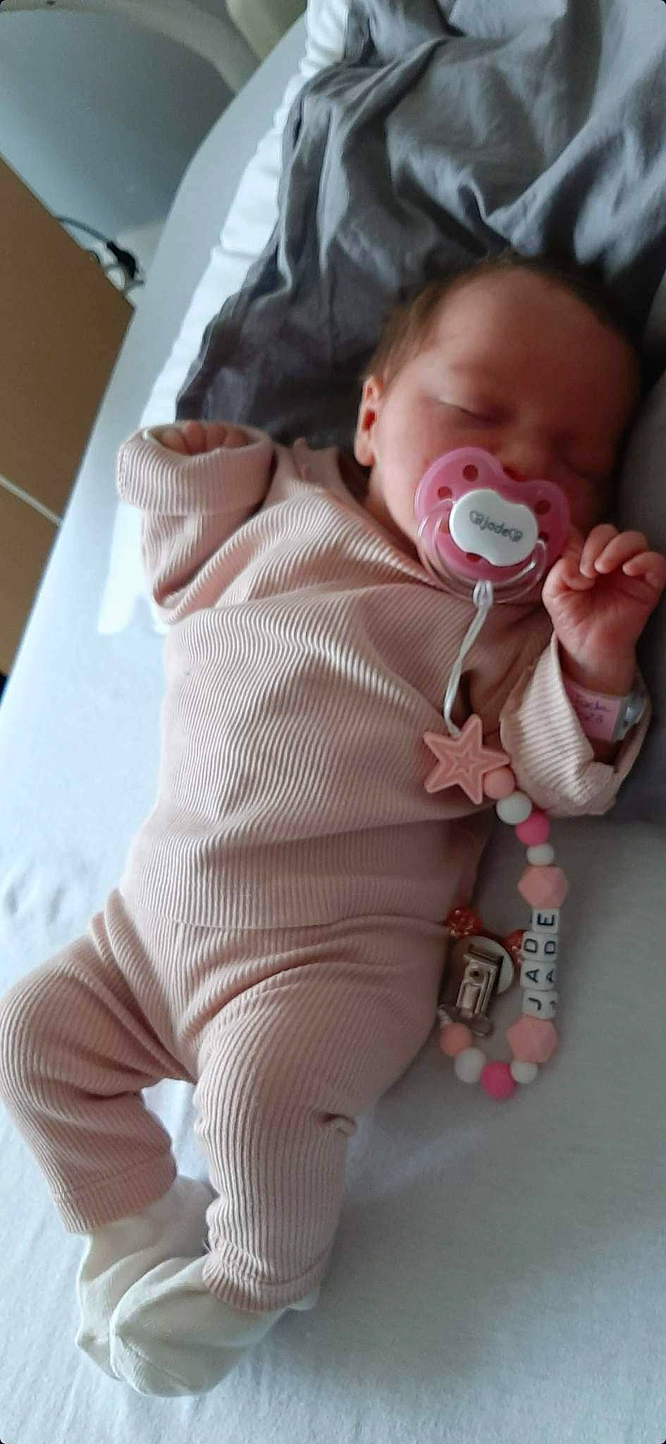 Jade participe au concours pour gagner de l'argent avec cette photo : arm, baby, baby_toddler_clothing, cheek, chin, comfort, eyelash, facial_expression, finger, hand, head, headgear, lip, mouth, neck, nose, person, pink, skin, sleeve