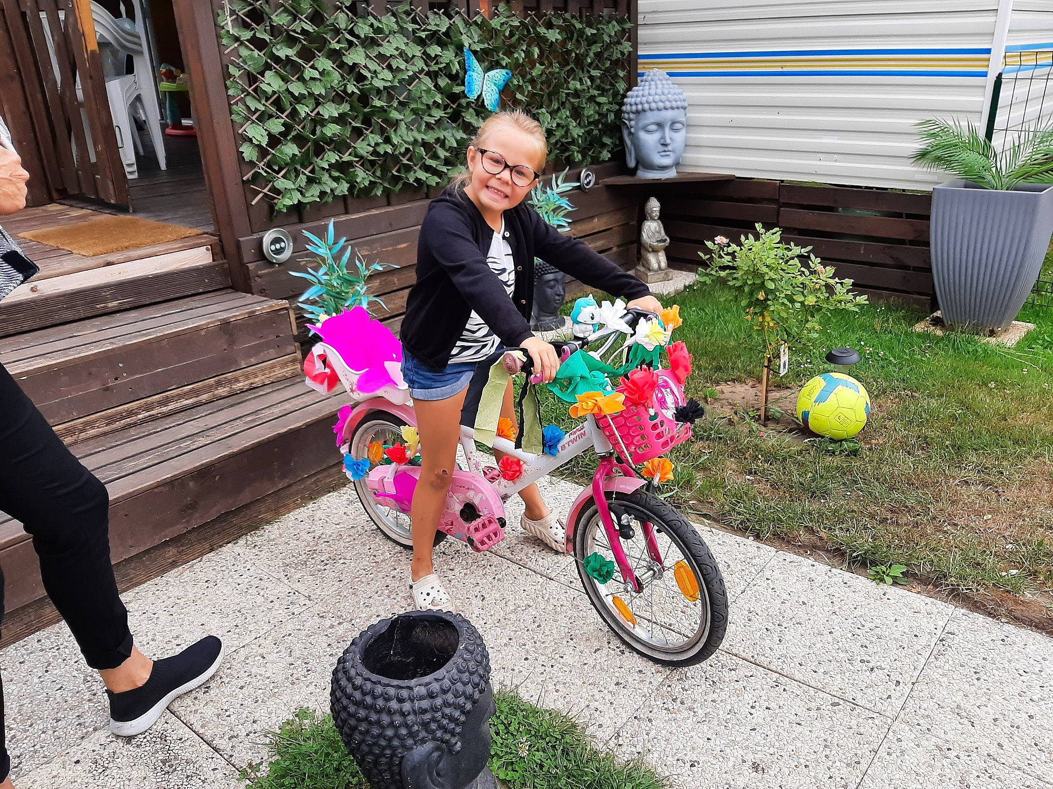 Louna participe au concours pour gagner de l'argent avec cette photo : automotive_tire, bicycle, bicycle_accessory, bicycle_fork, bicycle_frame, bicycle_handlebar, bicycle_part, bicycle_tire, bicycle_wheel, bicycles_equipment_and_supplies, footwear, fun, grass, joy, leisure, person, plant, recreation, sneakers, tire