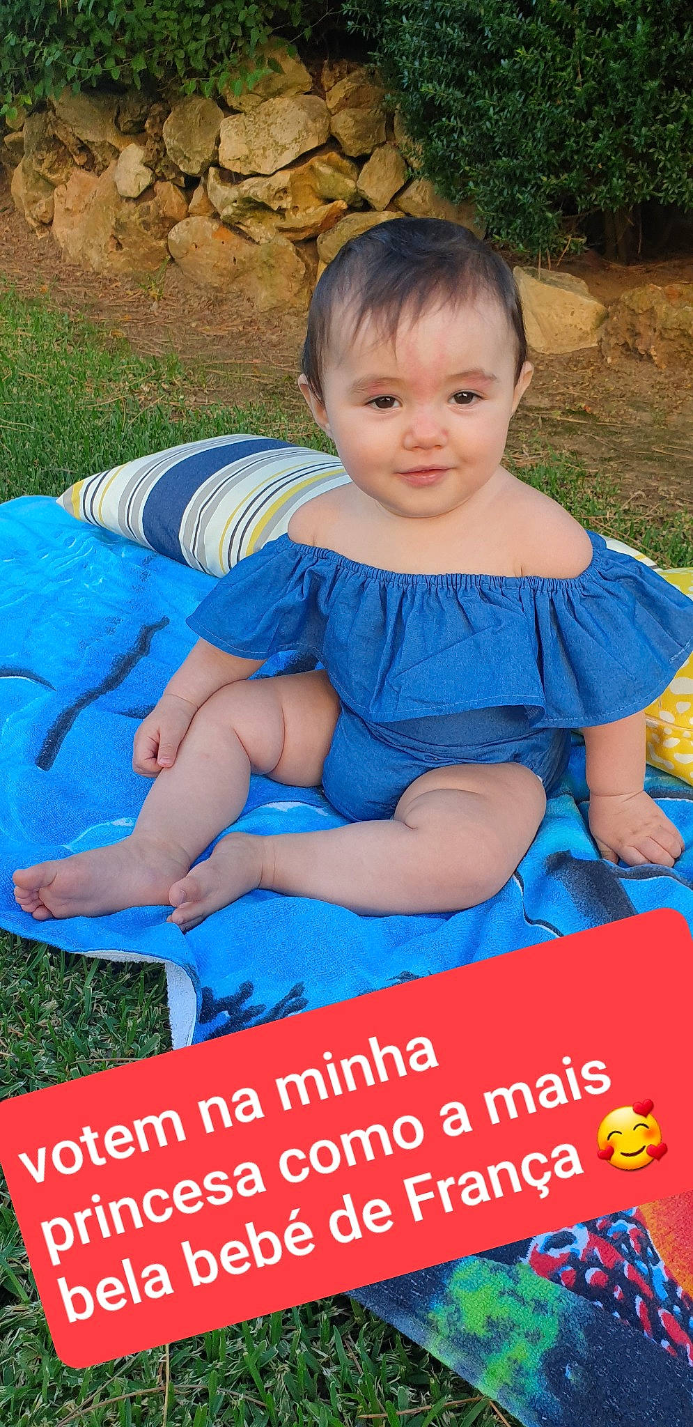 Yumi Gabriela a rejoint le concours — aidez-le/la à gagner de superbes lots ! aqua, baby_toddler_clothing, child, electric_blue, event, font, fun, grass, happy, joy, leisure, pattern, people_in_nature, person, photo_caption, plant, play, poster, recreation, sitting
