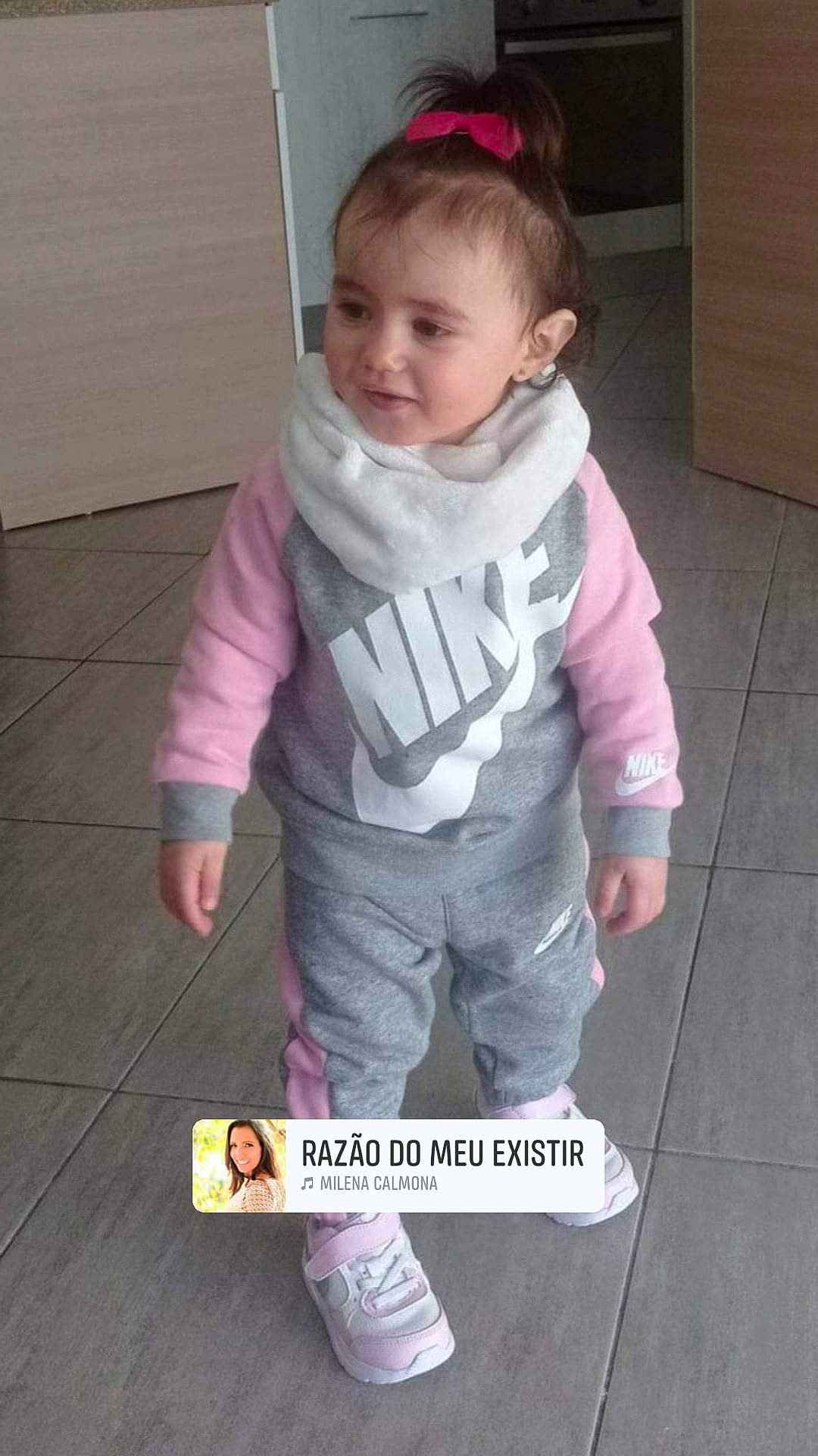 Yumi Gabriela a rejoint le concours — aidez-le/la à gagner de superbes lots ! baby, baby_toddler_clothing, child, costume, face, flooring, fur, hardwood, leg, long_sleeved_t_shirt, magenta, person, pink, purple, sitting, sleeve, smile, sportswear, t_shirt, toddler