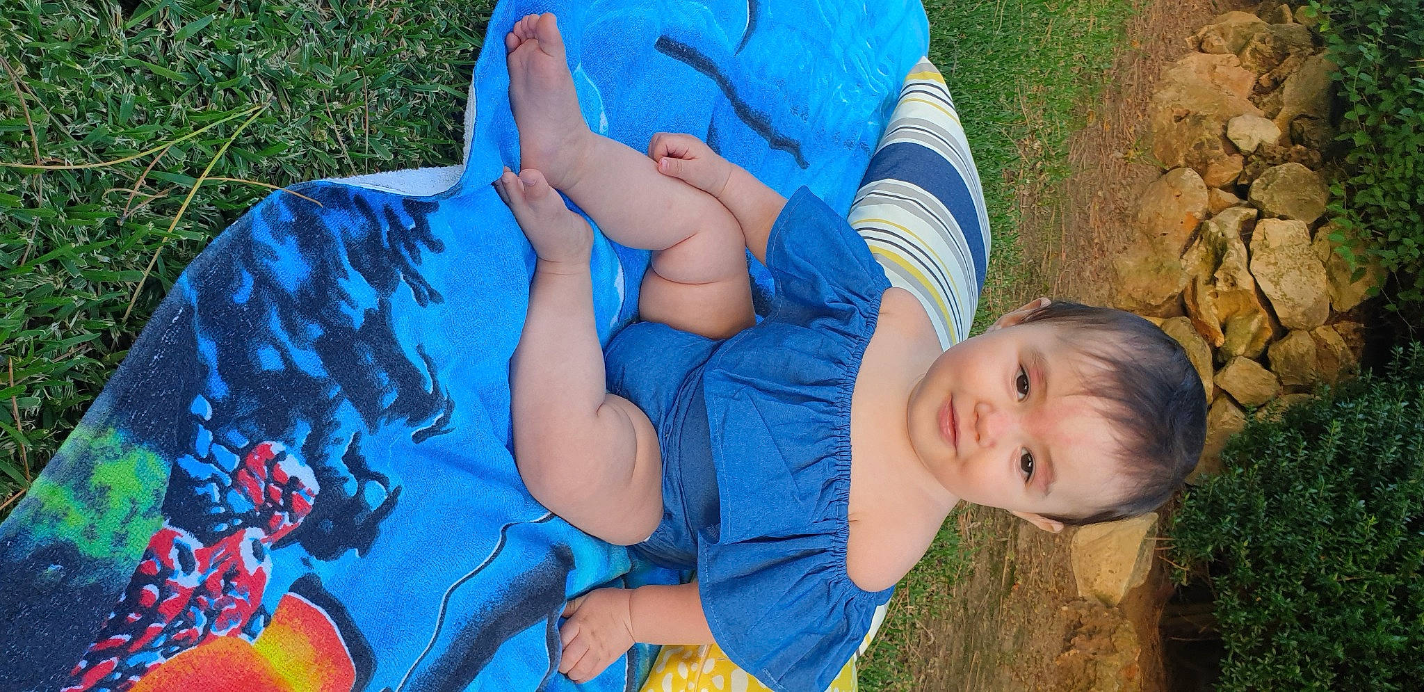 Yumi Gabriela a rejoint le concours — aidez-le/la à gagner de superbes lots ! azure, baby, baby_toddler_clothing, blue, electric_blue, fun, gesture, grass, grassland, happy, hat, joy, leaf, leisure, mammal, people_in_nature, person, plant, summer, toddler