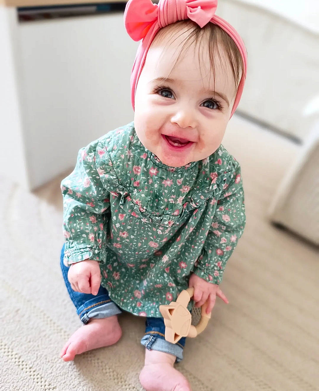 Mawa a rejoint le concours — aidez-le/la à gagner de superbes lots ! arm, baby, baby_toddler_clothing, dress, eye, face, floor, flooring, happy, head, human_body, human_leg, joy, neck, pattern, person, pink, skin, sleeve, smile