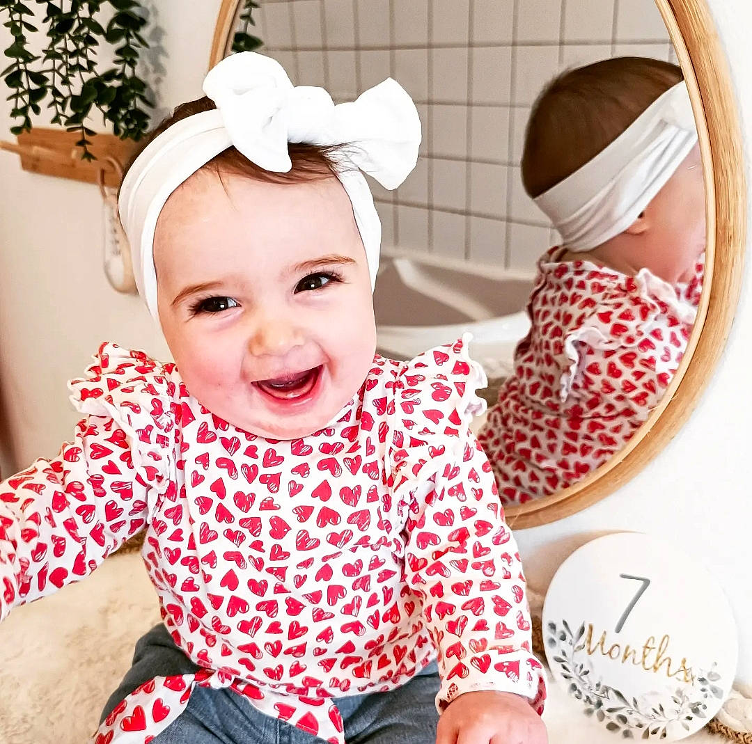 Mawa participe au concours pour gagner de l'argent avec cette photo : baby, baby_toddler_clothing, child, costume_hat, ear, event, fashion_accessory, font, gesture, happy, headgear, headpiece, joy, pattern, person, pink, product, sleeve, smile, textile
