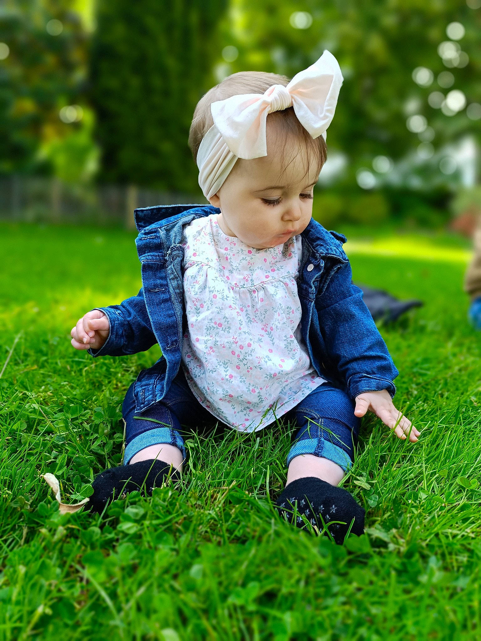 Mawa participe au concours pour gagner de l'argent avec cette photo : baby, baby_toddler_clothing, child, electric_blue, fun, garden, grass, grassland, happy, hat, headwear, pattern, people_in_nature, person, plant, play, playing_with_kids, portrait_photography, prairie, sitting