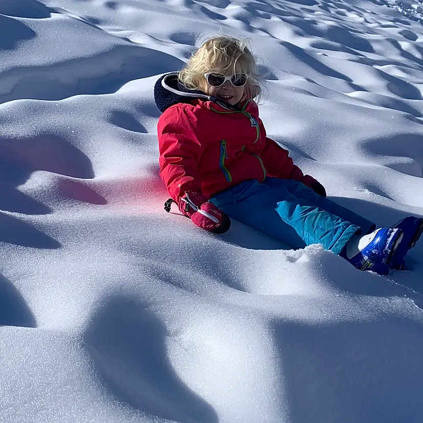Giulia participe au concours pour gagner de l'argent avec cette photo : arctic, electric_blue, font, freezing, fun, geological_phenomenon, glacial_landform, ice_cap, landscape, leisure, outdoor_recreation, people_in_nature, playing_in_the_snow, recreation, slope, snow, sports, toddler, winter, winter_sport