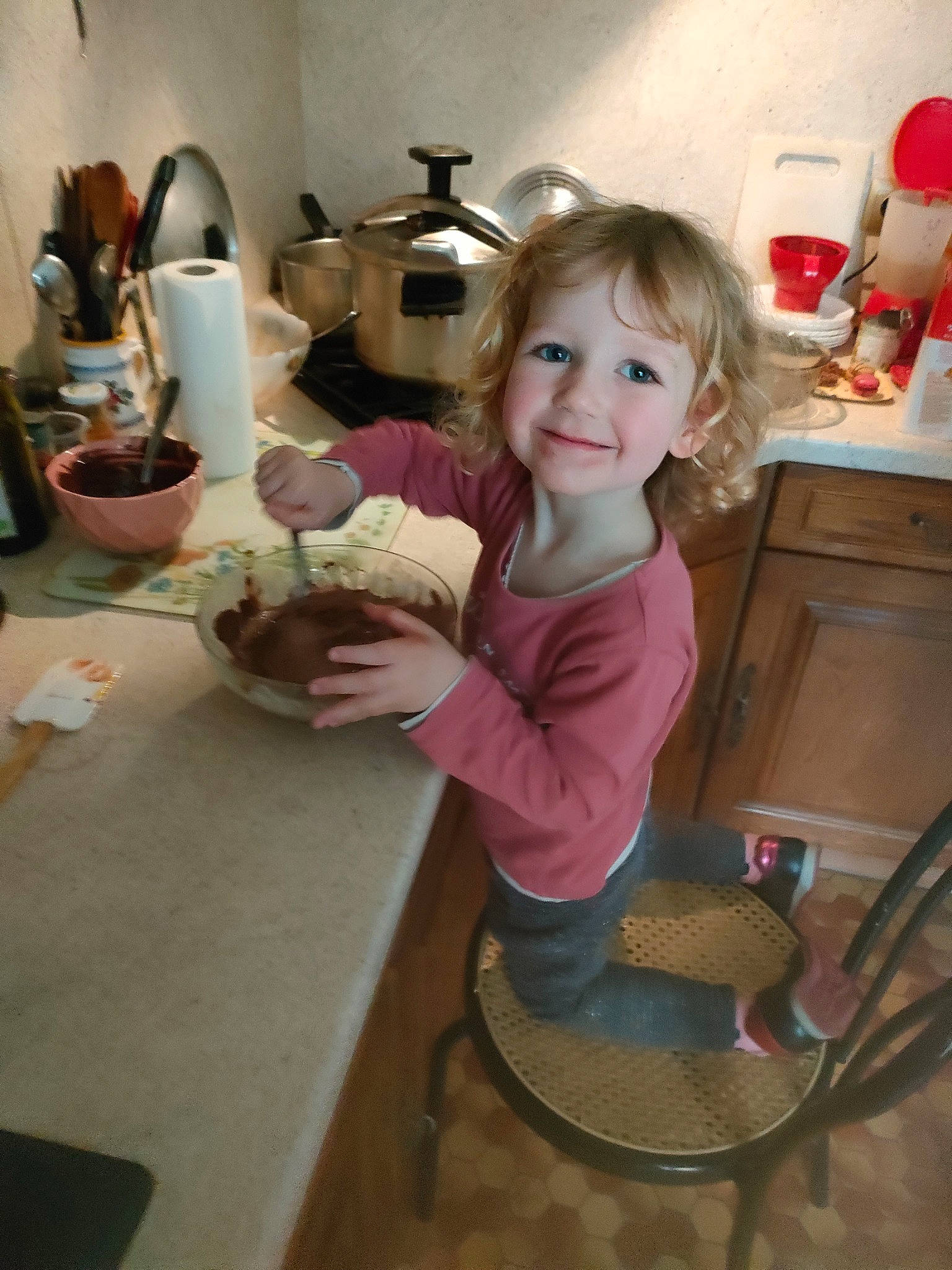 Noély participe au concours pour gagner de l'argent avec cette photo : cabinetry, chair, child, cooking, countertop, drawer, fun, joy, kitchen, kitchen_appliance, lamp, person, plate, pottery, room, serveware, sitting, smile, table, tableware