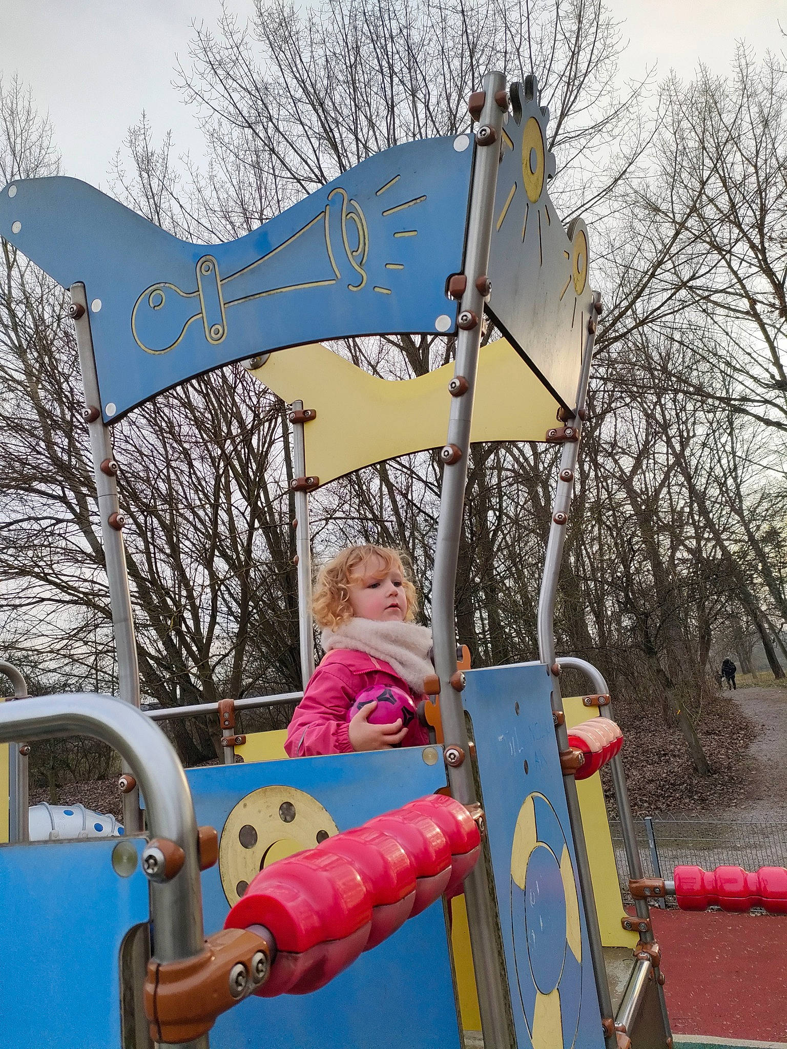Noély a rejoint le concours — aidez-le/la à gagner de superbes lots ! amusement_ride, child, chute, city, fun, leisure, outdoor_play_equipment, outdoor_recreation, person, play, playground, playground_slide, pole, recreation, shorts, sky, toddler, tree, wind, winter