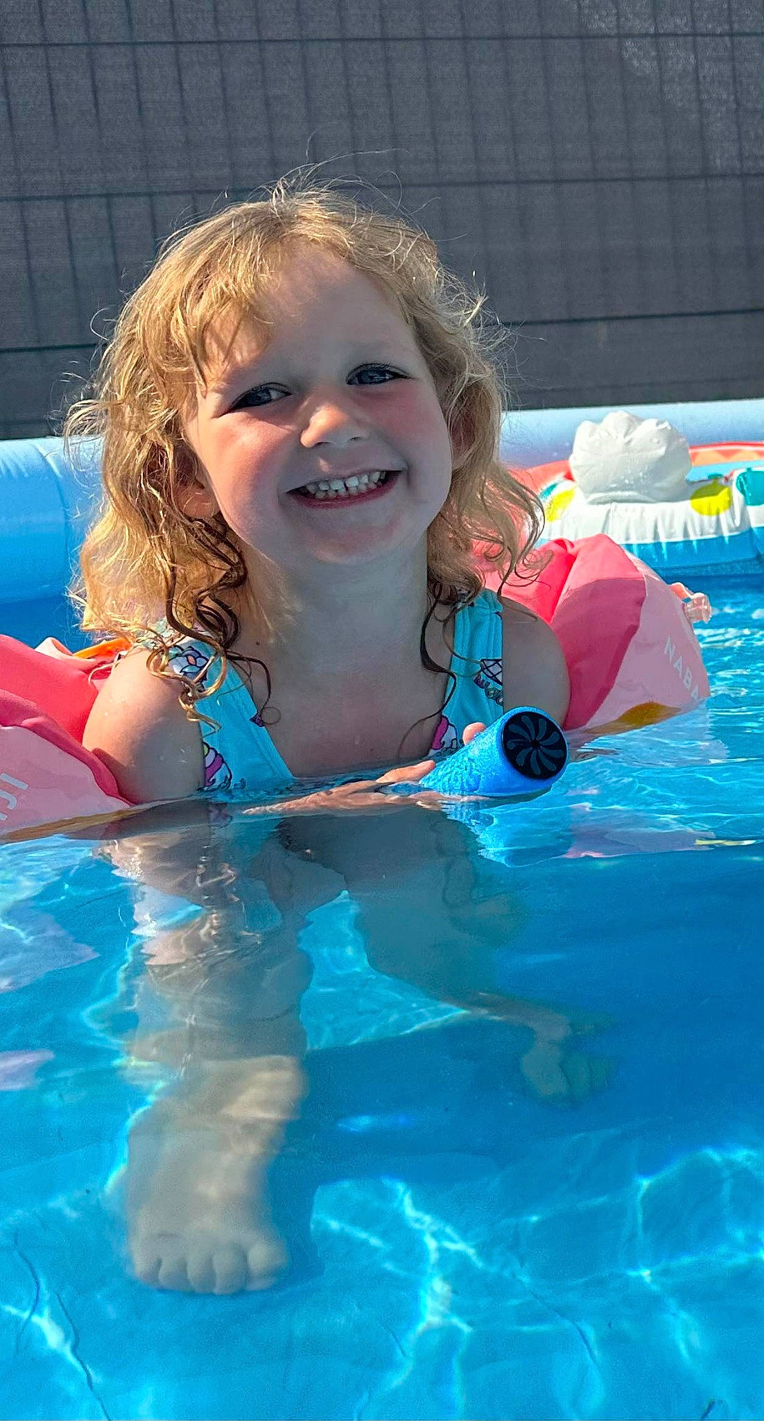 Noély participe au concours pour gagner de l'argent avec cette photo : baby_products, bathing, blue, child, electric_blue, fun, happy, inflatable, joy, laugh, leisure, leisure_centre, person, personal_protective_equipment, play, recreation, smile, swimming_pool, toddler, vacation