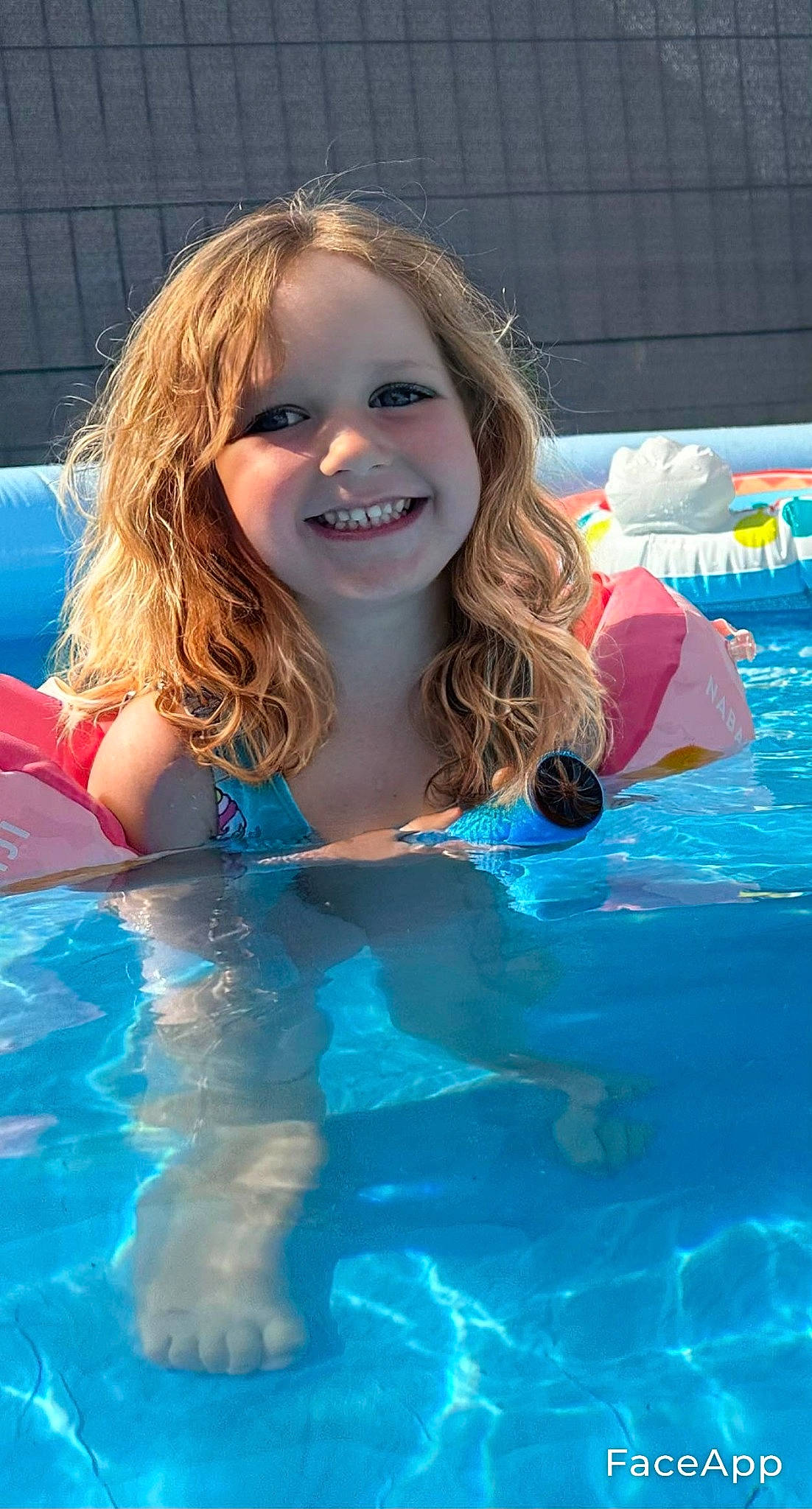 Noély a rejoint le concours — aidez-le/la à gagner de superbes lots ! bathing, blond, blue, chest, child, electric_blue, fun, games, happy, indoor_games_and_sports, joy, laugh, leisure, leisure_centre, person, recreation, smile, swimming_pool, swimwear, toddler