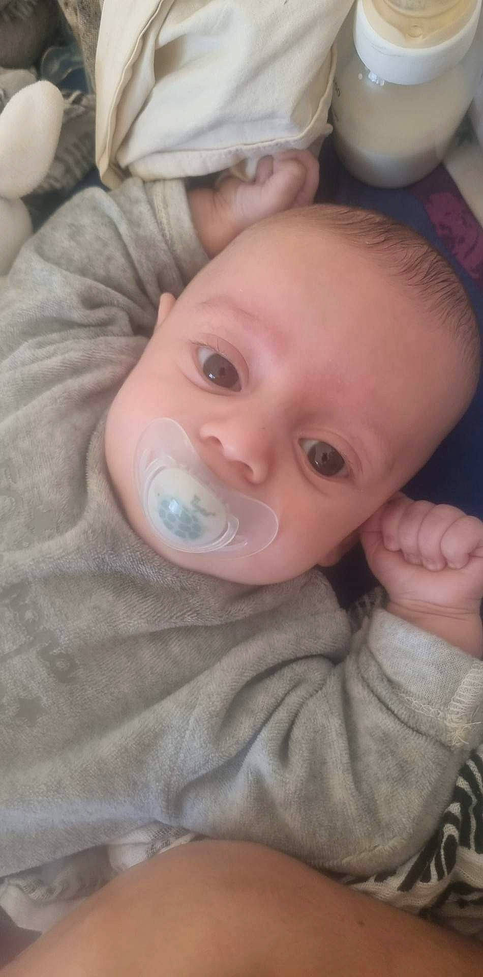 Gaetano a rejoint le concours — aidez-le/la à gagner de superbes lots ! arm, baby, cheek, chin, ear, eye, eyebrow, eyelash, face, facial_expression, finger, gesture, hand, head, human_body, iris, lip, mouth, nose, person