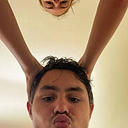 Missy a rejoint le concours — aidez-le/la à gagner de superbes lots ! person, face, duck_face, portrait, indoor, funny_expression, two_people, closeup, playful, young_adult, child, casual_clothing, hair, skin, head, arms, ceiling, light, smile, selfie