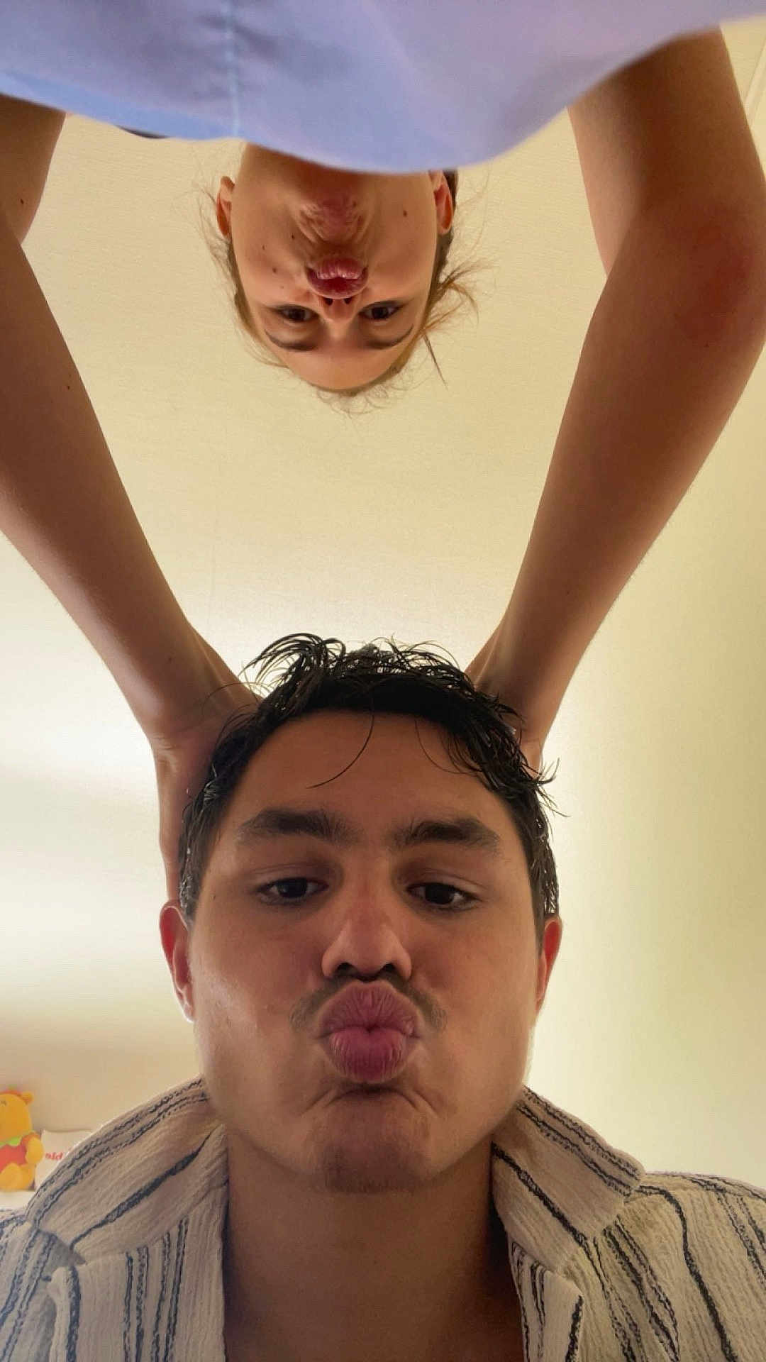 Missy a rejoint le concours — aidez-le/la à gagner de superbes lots ! person, face, duck_face, portrait, indoor, funny_expression, two_people, closeup, playful, young_adult, child, casual_clothing, hair, skin, head, arms, ceiling, light, smile, selfie