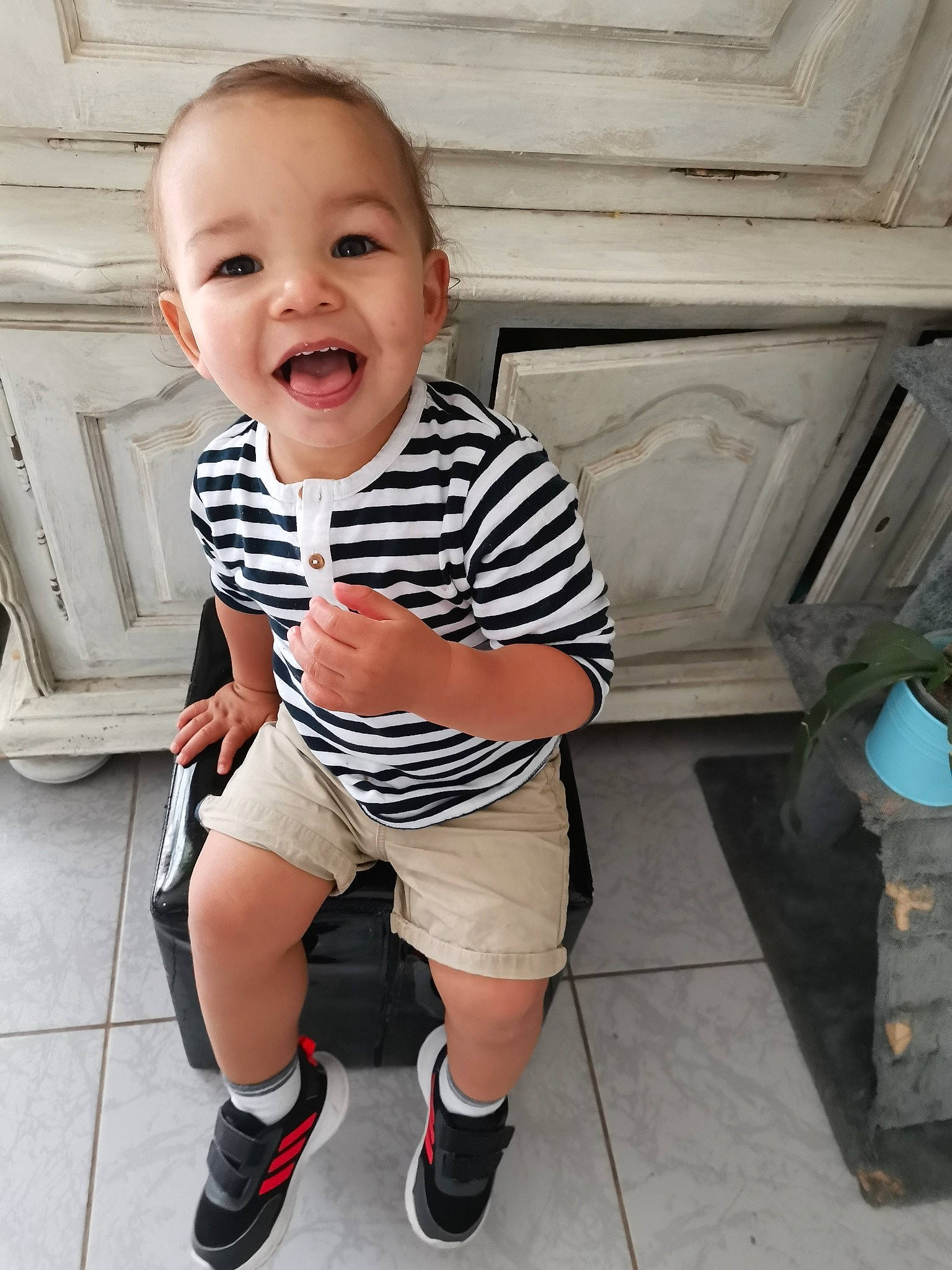 Evann participe au concours pour gagner de l'argent avec cette photo : baby, baby_toddler_clothing, cheek, child, cool, footwear, leg, person, product, shoe, shorts, skin, sleeve, standing, t_shirt, toddler