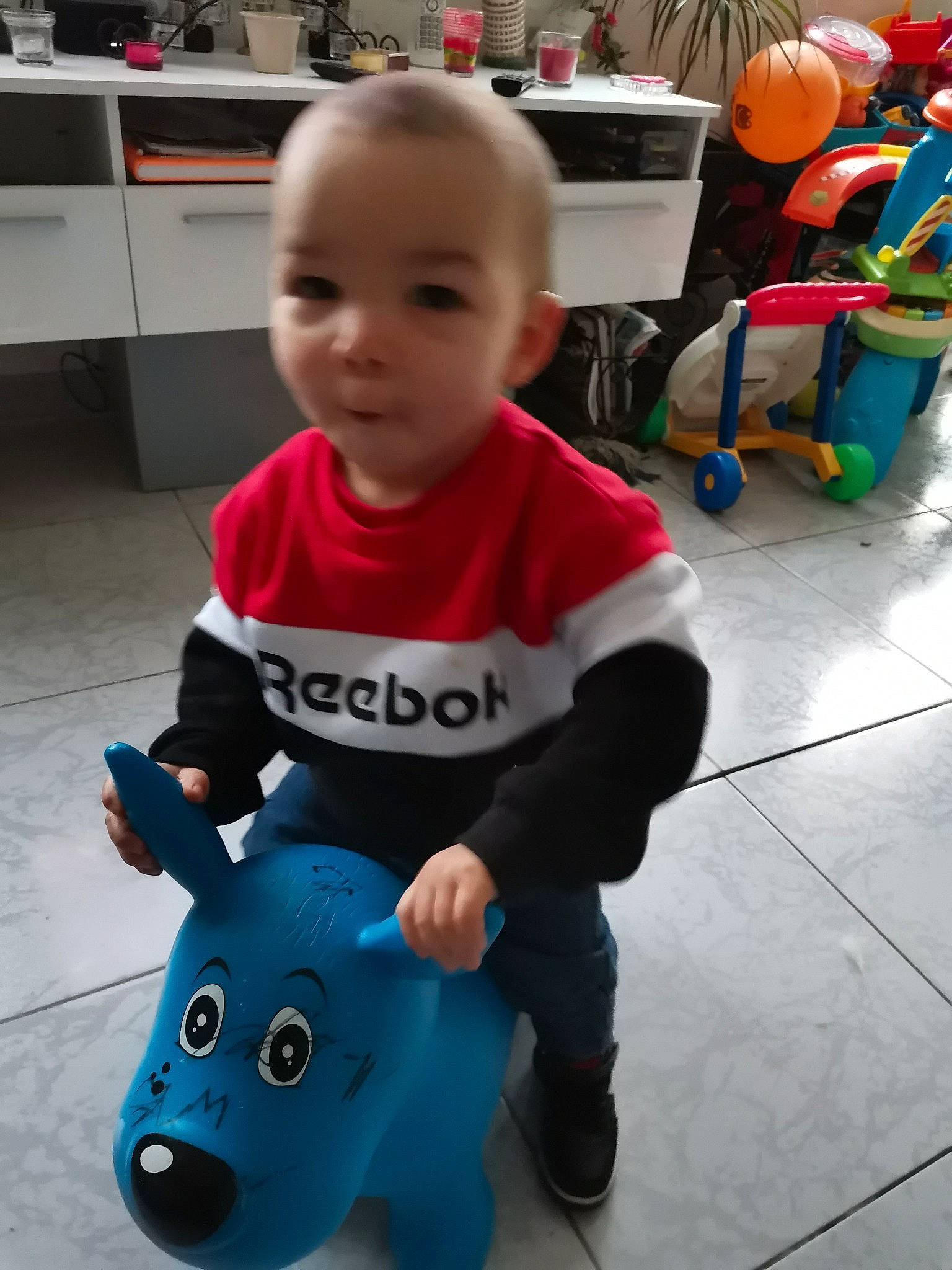 Evann a rejoint le concours — aidez-le/la à gagner de superbes lots ! animation, baby, blue, child, costume, ear, fun, gadget, head, joint, person, play, plush, t_shirt, technology, toddler, toy, vacation