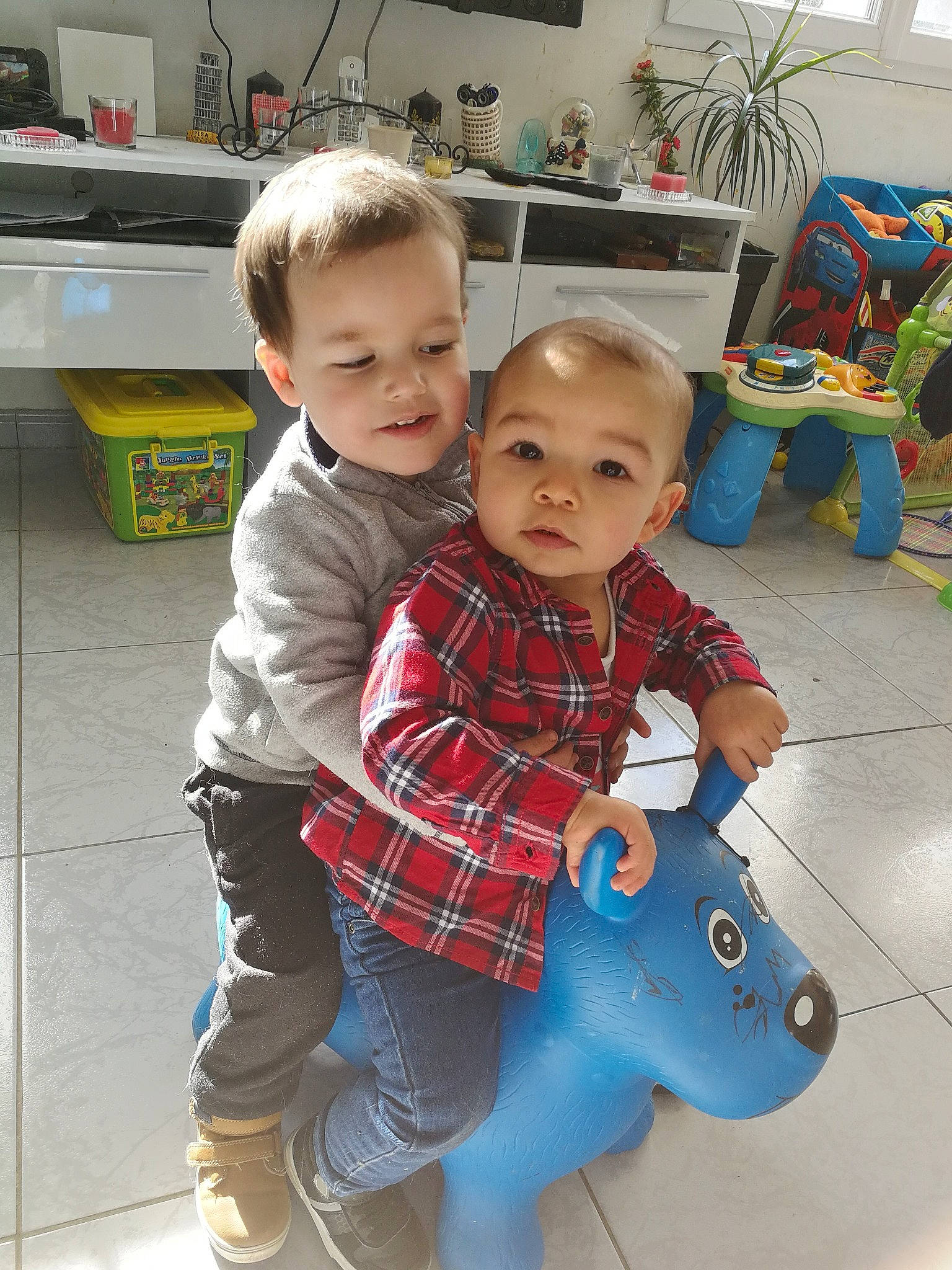 Enzo participe au concours pour gagner de l'argent avec cette photo : baby, cheek, child, design, head, joint, leg, pattern, people, person, play, skin, smile, toddler, toy, vacation