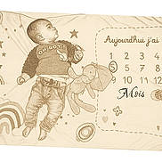 Jayden participe au concours pour gagner de l'argent avec cette photo : baby, infant, child, clothing, sweater, plush_toy, blanket, stars, rainbow, calendar, numbers, month_marker, hand, foot, face, head, cute, lying_down, soft_toys, decor