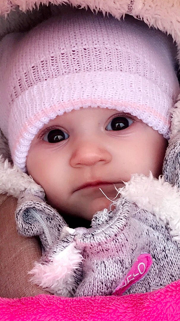 Chelsea a rejoint le concours — aidez-le/la à gagner de superbes lots ! baby, beanie, beauty, cheek, child, close_up, eye, eyebrow, face, fur, head, headgear, knit_cap, lip, mouth, nose, person, pink, skin, toddler