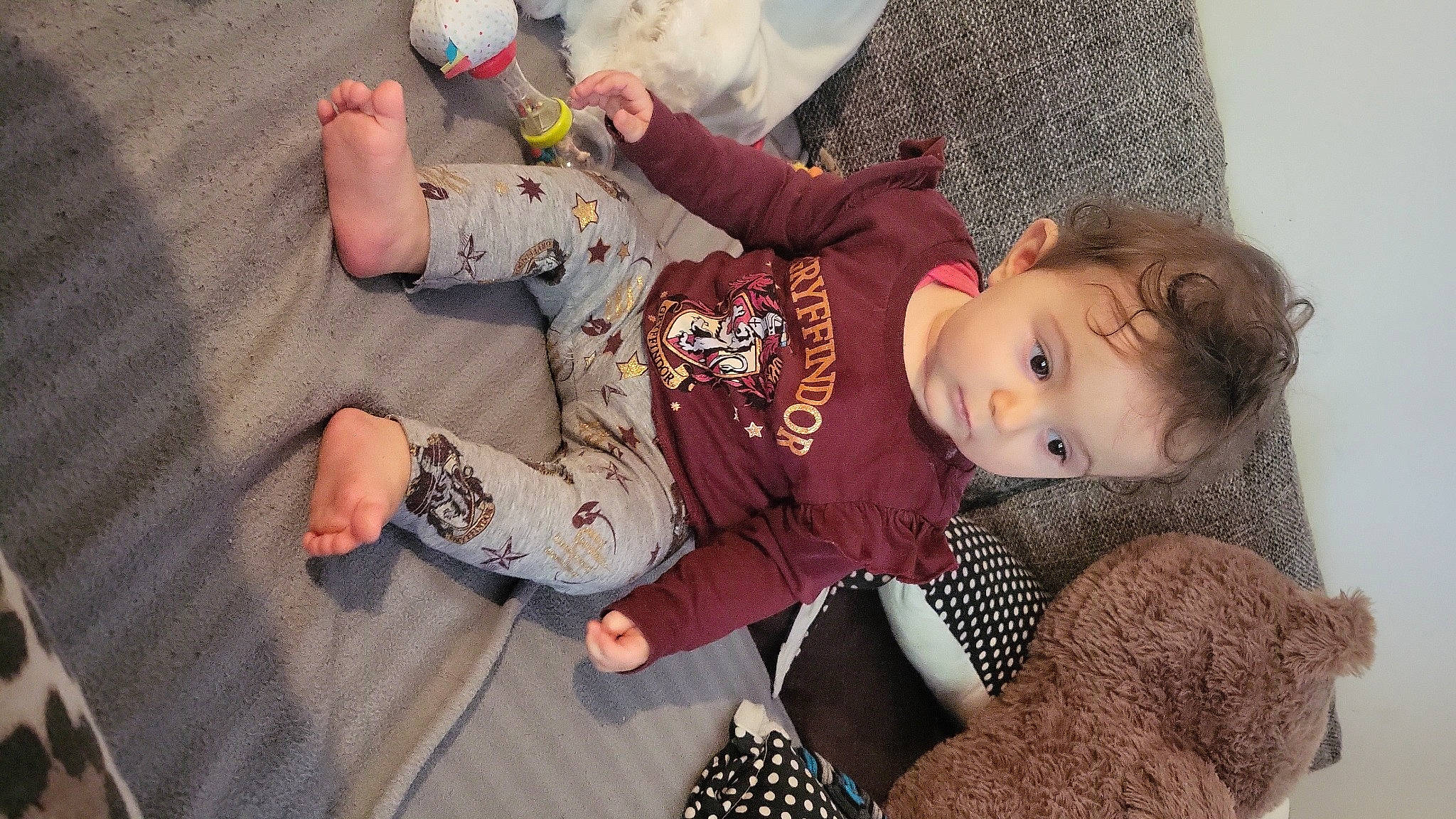 Kyra a rejoint le concours — aidez-le/la à gagner de superbes lots ! baby, baby_toddler_clothing, child, comfort, flooring, fun, fur, gesture, grass, happy, pattern, person, plastic_bottle, play, sitting, sleeve, toddler