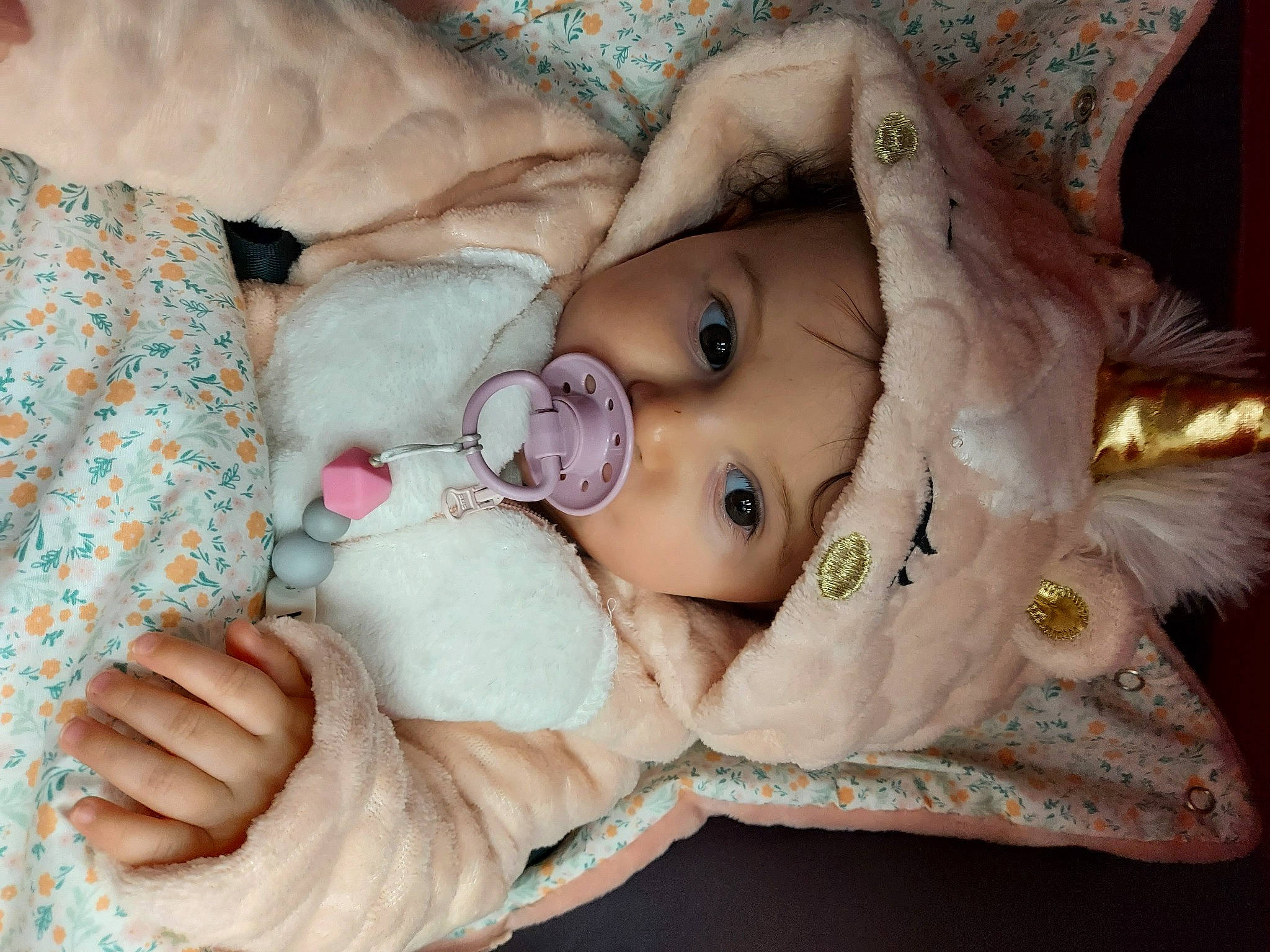 Kyra participe au concours pour gagner de l'argent avec cette photo : baby, baby_sleeping, baby_toddler_clothing, cheek, child, comfort, doll, eye, eyebrow, eyelash, finger, hand, head, headwear, human_body, iris, linens, nose, person, skin