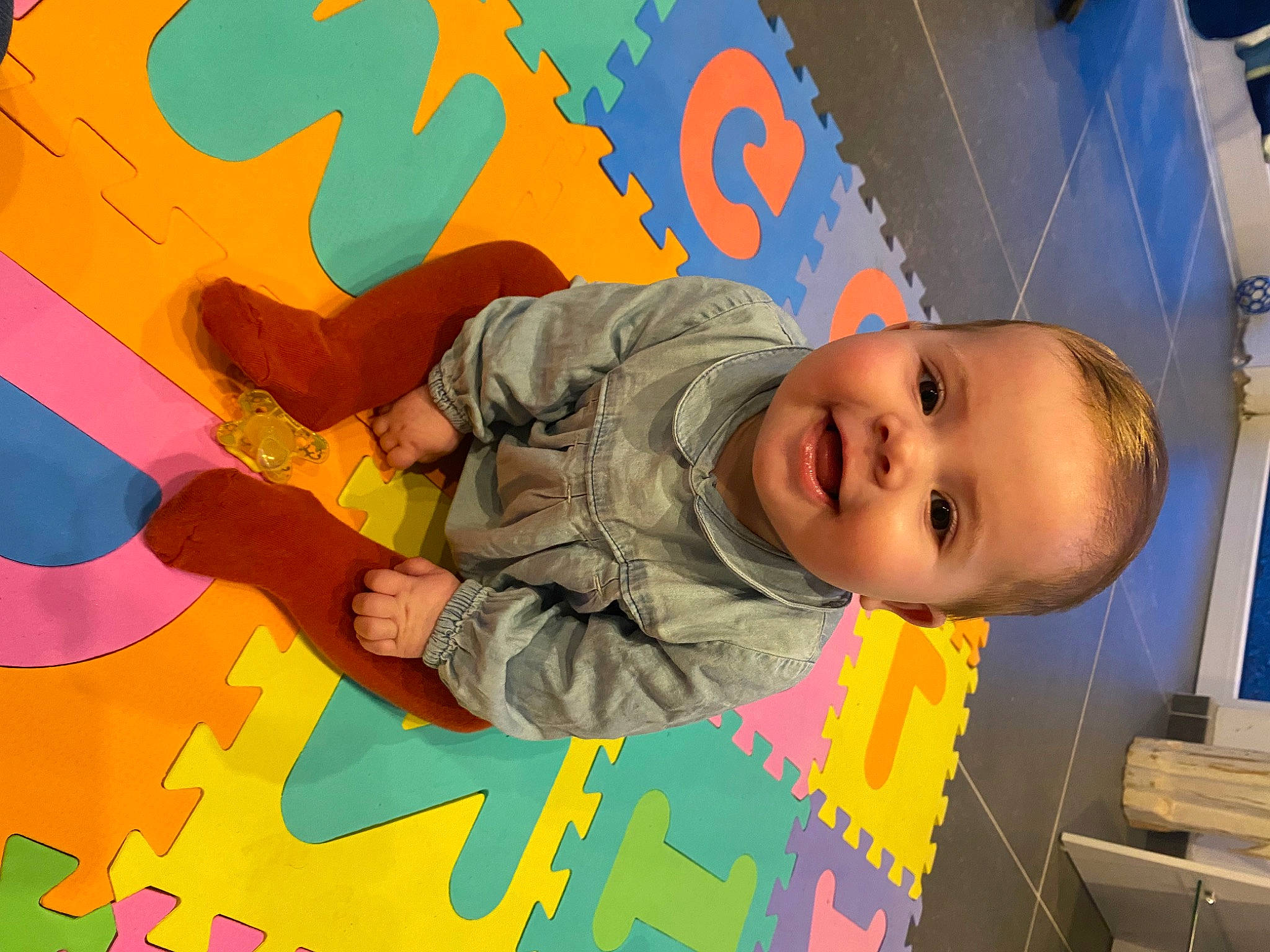 Laly participe au concours pour gagner de l'argent avec cette photo : art, baby, baby_toddler_clothing, child, flooring, font, fun, graphics, happy, joy, leisure, pattern, person, play, room, smile, t_shirt, thumb, toddler, visual_arts