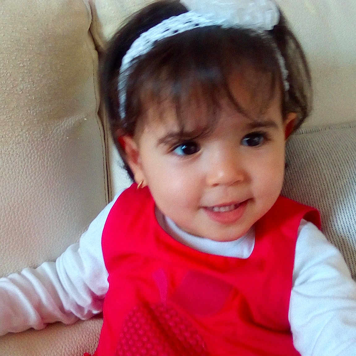 Miral participe au concours pour gagner de l'argent avec cette photo : baby_products, cheek, child, day, ear, eye, girl, hair_accessory, infant, iris, person, pink, product, red, sitting, skin, smile, textile, toddler