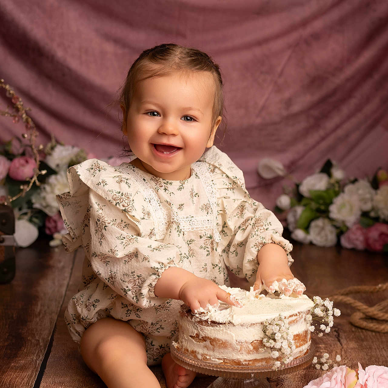 Alizée a rejoint le concours — aidez-le/la à gagner de superbes lots ! baby, cake, cake_smash, cake_stand, child, decor, dress, feet, floral, flowers, frosting, hands, laughing, pink_backdrop, portrait, roses, smile, studio, toddler, wooden_floor