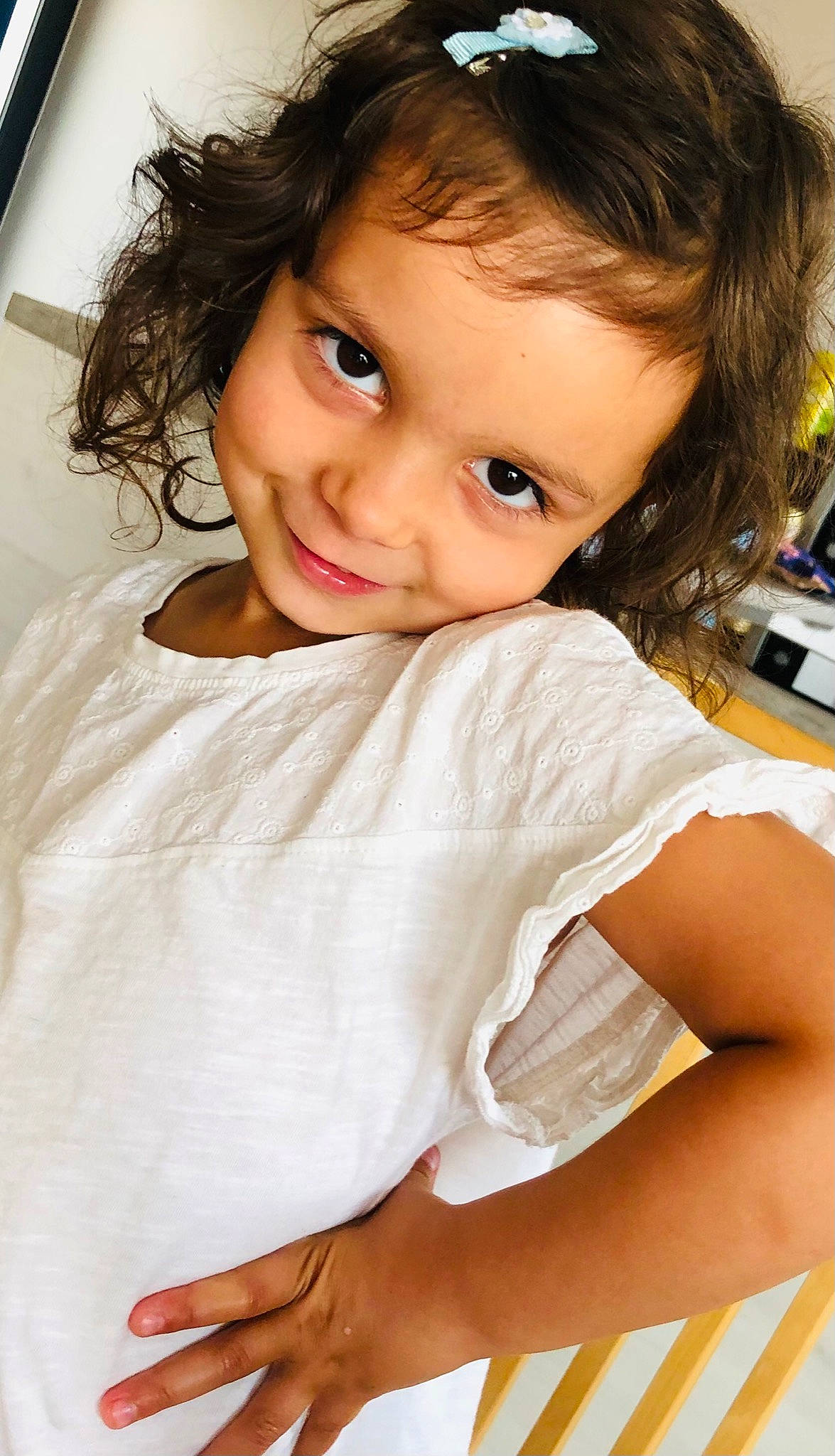 élyna a rejoint le concours — aidez-le/la à gagner de superbes lots ! cheek, chin, computer_keyboard, computer_monitor, eyebrow, eyelash, finger, flash_photography, fun, hair, happy, human_body, iris, joy, lip, long_hair, nose, person, shoulder, skin