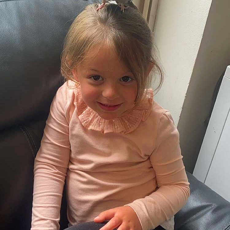 Kathaleya a rejoint le concours — aidez-le/la à gagner de superbes lots ! animal, beak, bird, cat, child, clothing, couch, cushion, face, female, furniture, girl, head, homedecor, pants, person, pet, photography, portrait, sitting