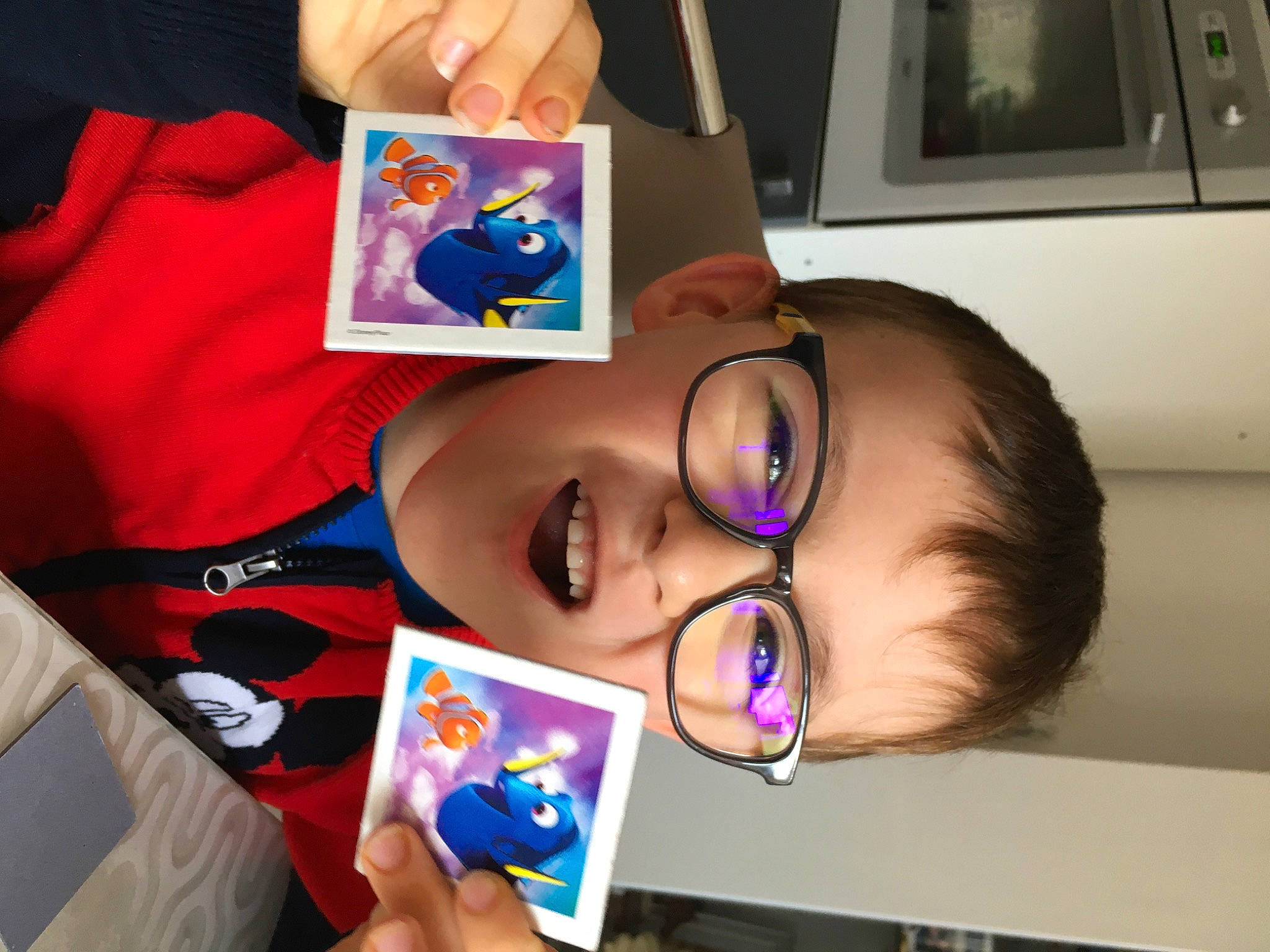 Nolan a rejoint le concours — aidez-le/la à gagner de superbes lots ! art, child, ear, electronic_device, finger, gadget, glasses, hand, person, photography, play, purple, selfie, technology, toddler