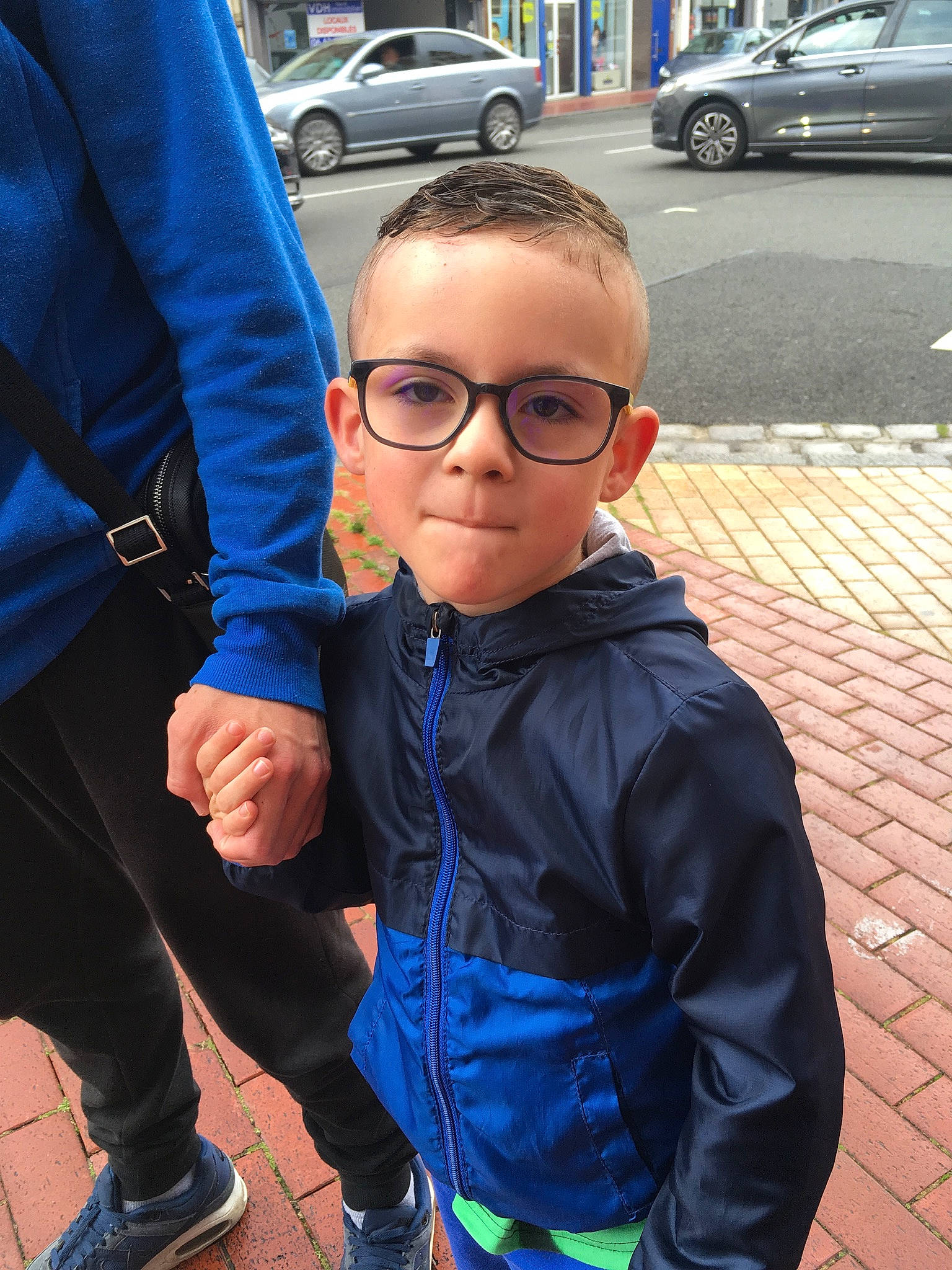 Nolan a rejoint le concours — aidez-le/la à gagner de superbes lots ! car, child, cool, electric_blue, eyewear, glasses, hand, jacket, jeans, leather, outerwear, person, personal_protective_equipment, photography, recreation, smile, sunglasses, textile, vacation, vehicle