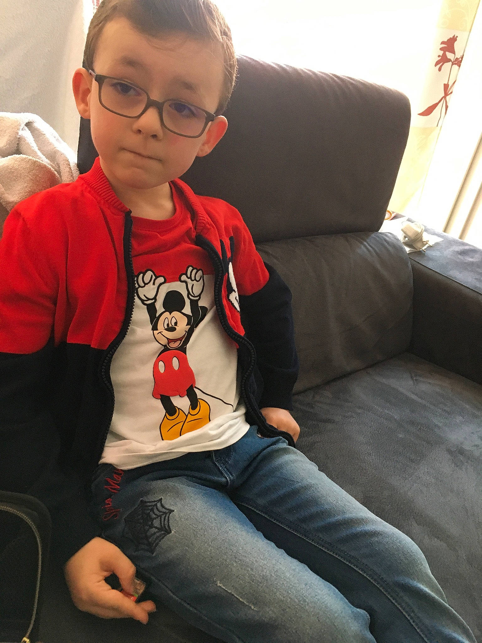 Nolan a rejoint le concours — aidez-le/la à gagner de superbes lots ! arm, canidae, comfort, companion_dog, eyewear, fawn, glasses, leg, non_sporting_group, person, sitting