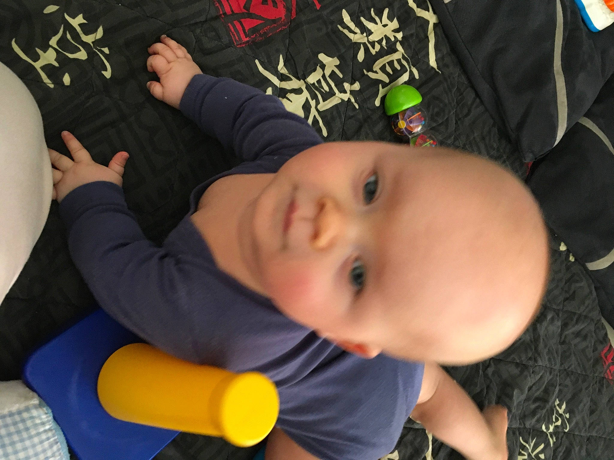 Adrien participe au concours pour gagner de l&#x27;argent avec cette photo : baby, baby_products, child, finger, person, play, skin, toddler