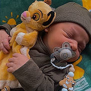 Elyo participe au concours pour gagner de l'argent avec cette photo : newborn, baby, sleeping, plush_toy, simba, pacifier, pacifier_clip, baby_clothes, hat, blanket, green_blanket, yellow_pattern, cute, infant, hand, face, peaceful, resting, child, soft_toy