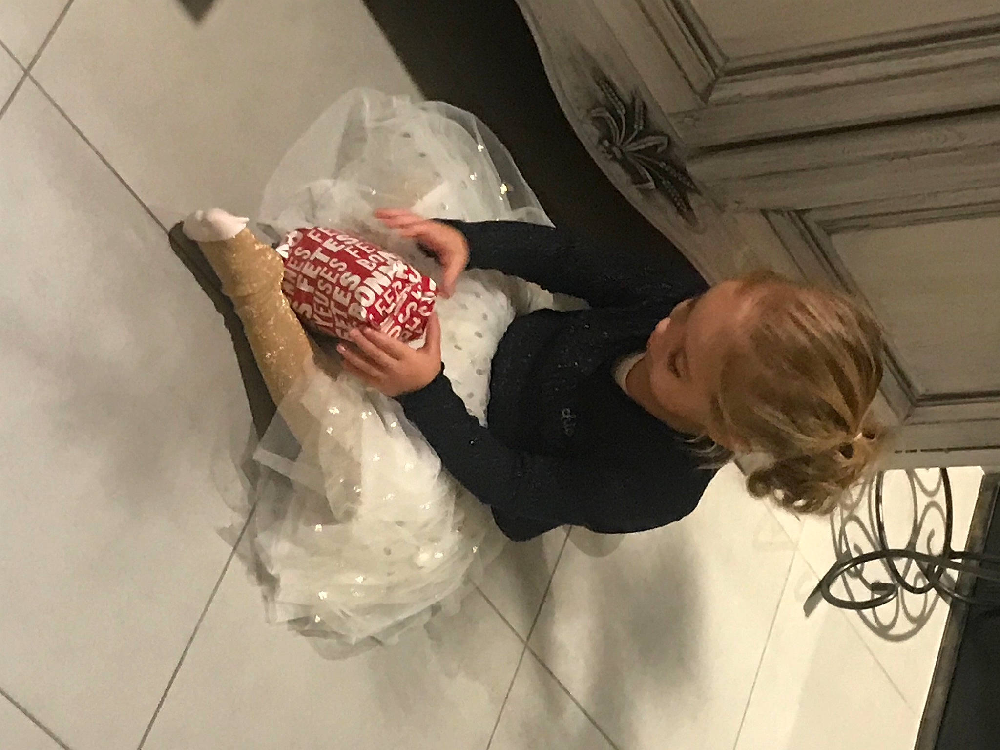 Nina a rejoint le concours — aidez-le/la à gagner de superbes lots ! baby, bridal_accessory, bridal_clothing, bridal_party_dress, bridal_veil, dress, elbow, embellishment, event, fashion_accessory, fashion_design, flash_photography, floor, flooring, fun, gown, happy, human_body, person, toddler