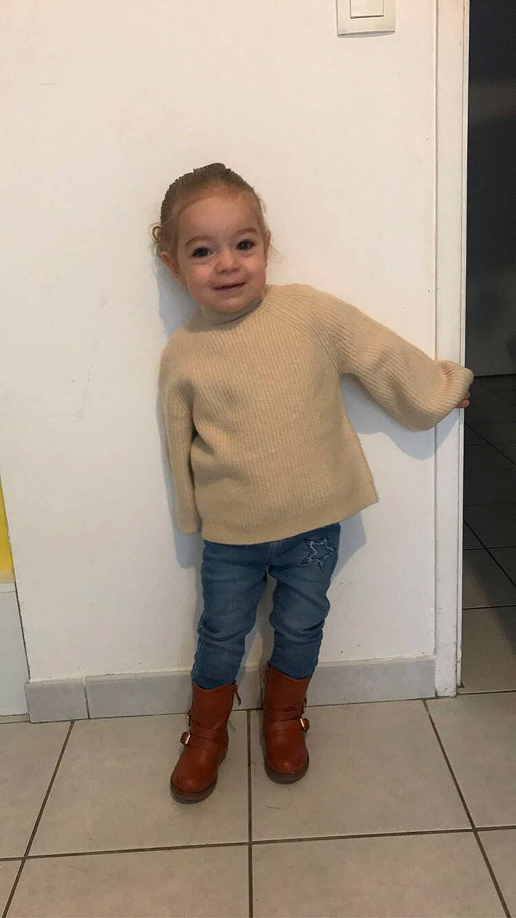 Nina a rejoint le concours — aidez-le/la à gagner de superbes lots ! arm, chin, floor, flooring, footwear, hair, human_body, joy, knee, leg, neck, person, shoe, shoulder, sleeve, smile, standing, thigh, toddler, trunk