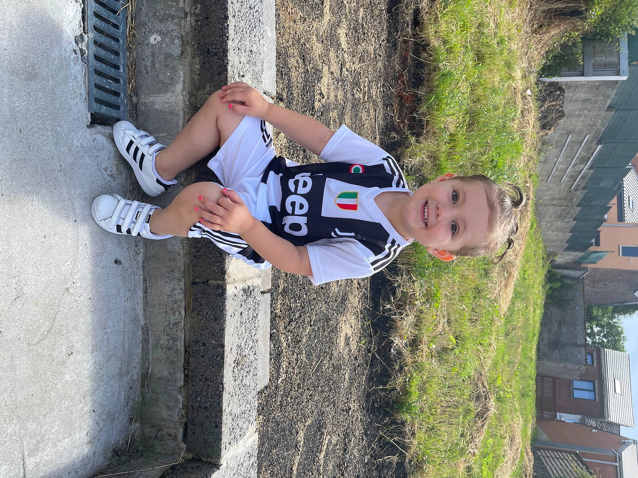 Victoria participe au concours pour gagner de l'argent avec cette photo : calf, concrete, elbow, eyewear, foot, fun, human_leg, joy, knee, leg, leisure, person, plant, recreation, shadow, sportswear, street, street_fashion, t_shirt, thigh