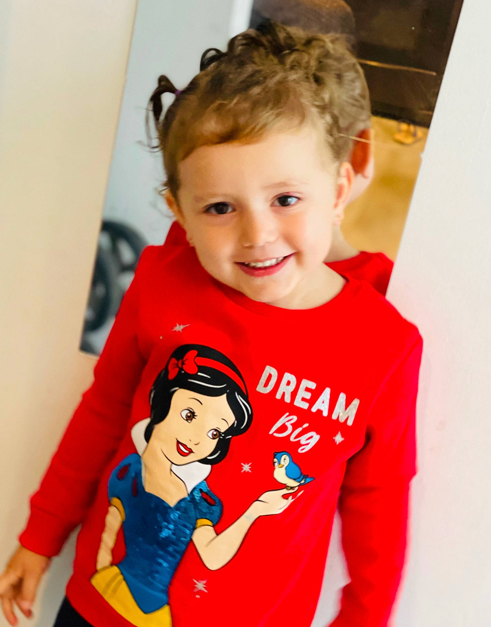 Victoria a rejoint le concours — aidez-le/la à gagner de superbes lots ! baby, baby_toddler_clothing, carmine, child, costume, electric_blue, event, facial_expression, fictional_character, fun, gesture, hairstyle, happy, joy, neck, person, red, sleeve, smile, sportswear